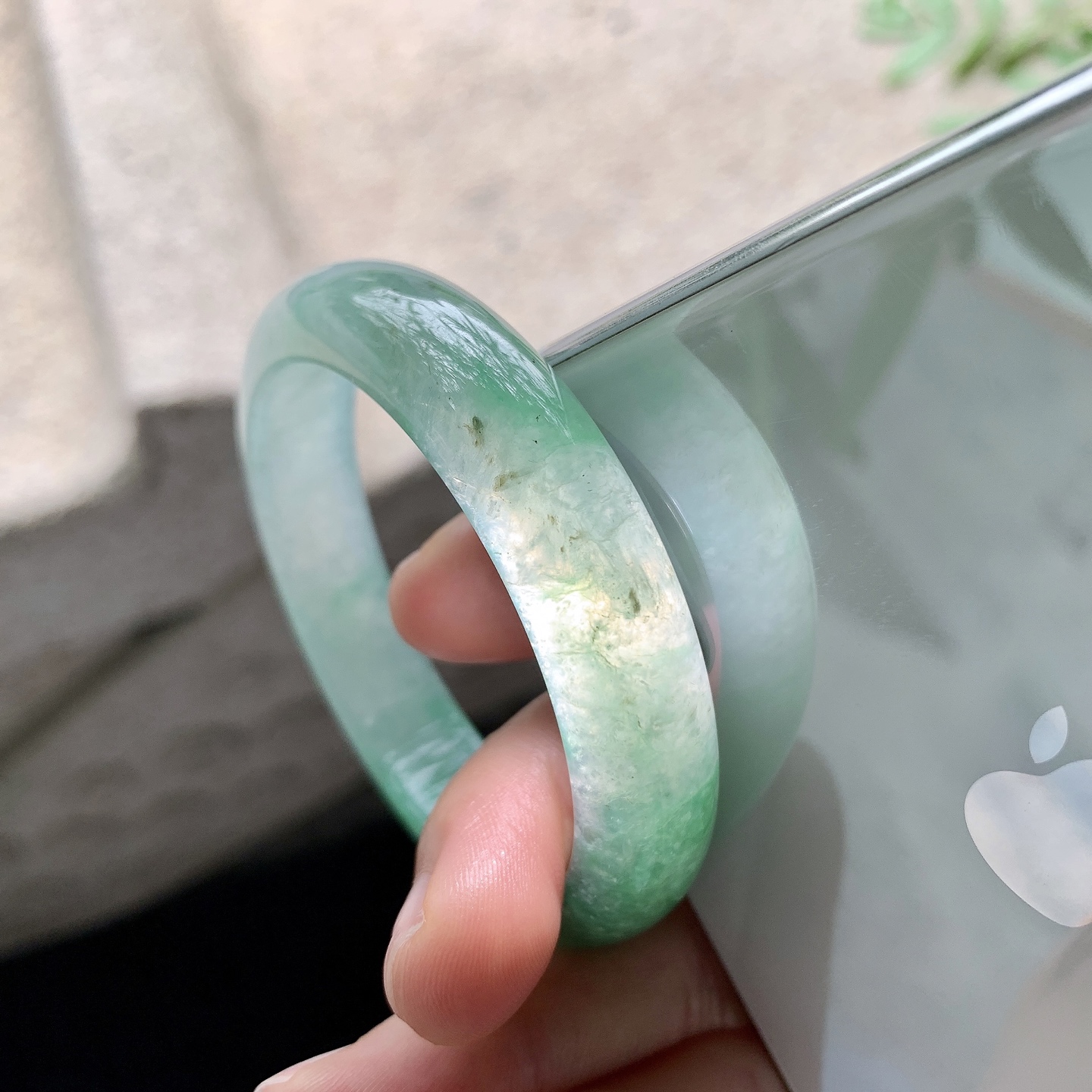 正圈50 51 【圈口】51.5/12/7.2 【编码】A1041041 【描述】糯冰飘绿，水润，种老，细腻，有纹线