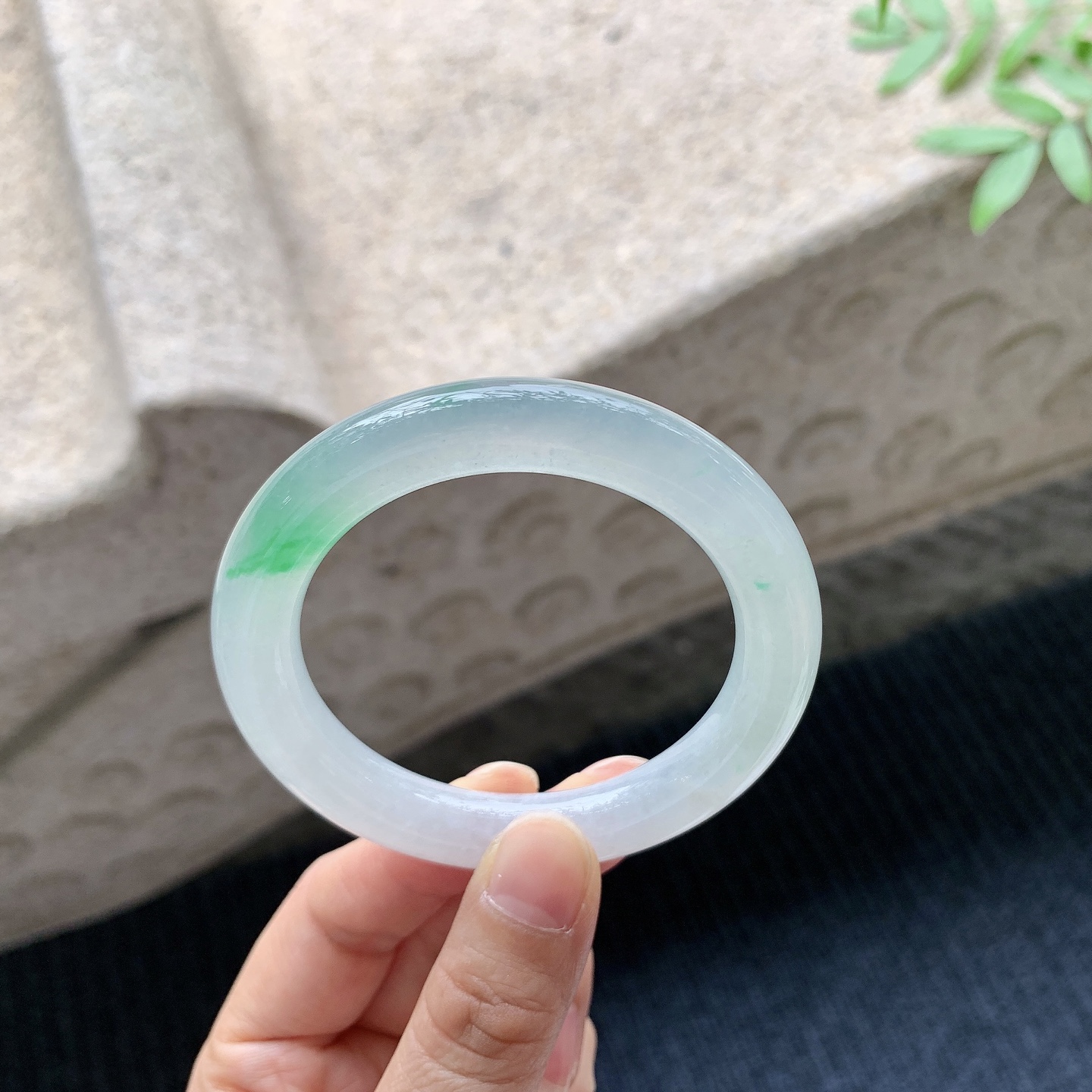 圆条49 50 【圈口】50.5/9.3/9.4 【编码】LH041035 【描述】糯冰飘阳绿，水润，种老，细腻，打灯有棉线