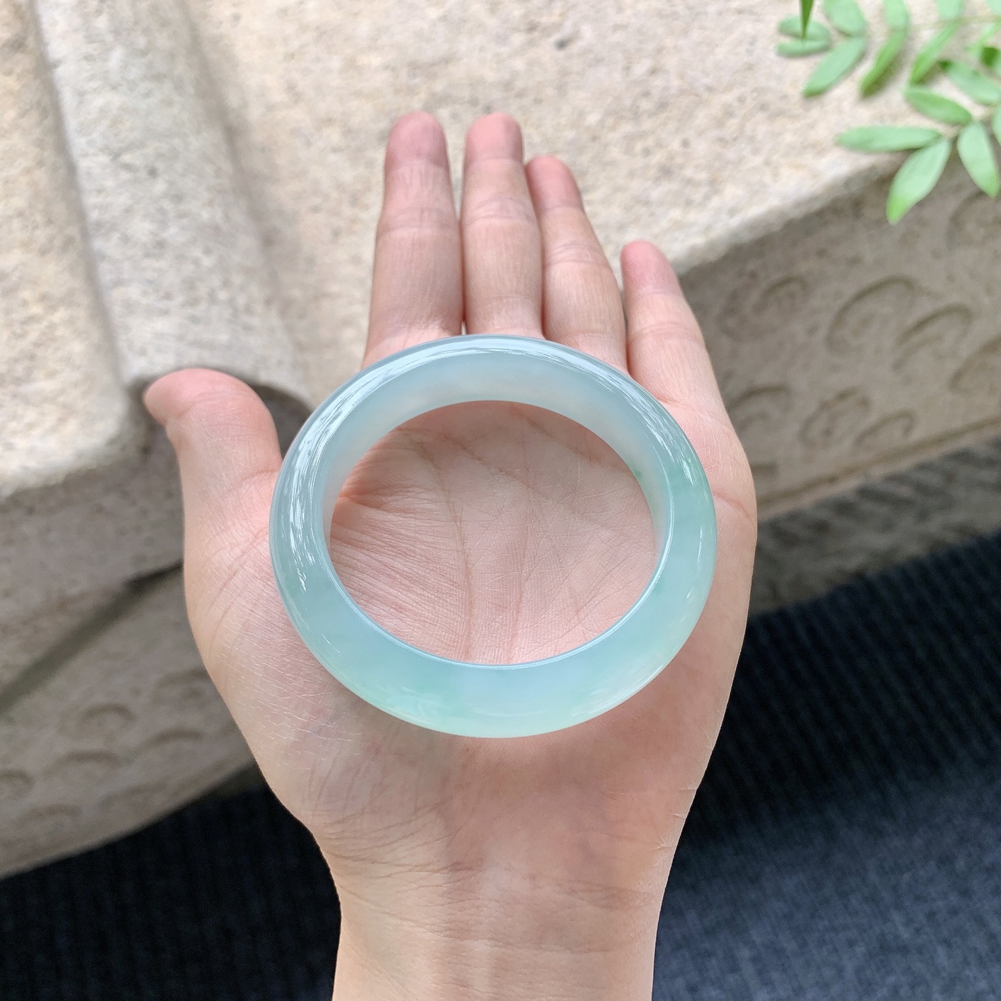 正圈49 50 【圈口】50.1/11.6/8.4 【编码】DZ041022 【描述】冰糯晴绿，水润，种老，细腻，打灯有絮线