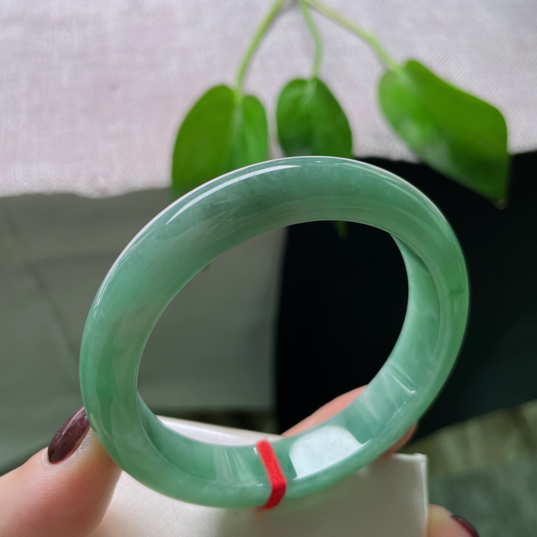 54.5/12/7.8，绿底正圈，水润，质地温润细腻，心若向绿，处处青山。一点皮纹，ss50144a