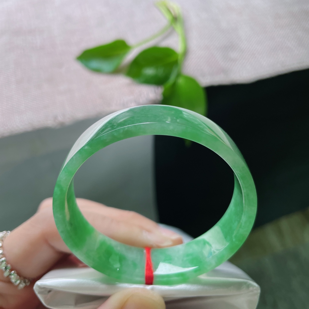 52/13.6/4.2，绿底正圈，方镯，水头好，圆弧内里，温润贴合，是与你相契的柔肠。一点皮纹，ss