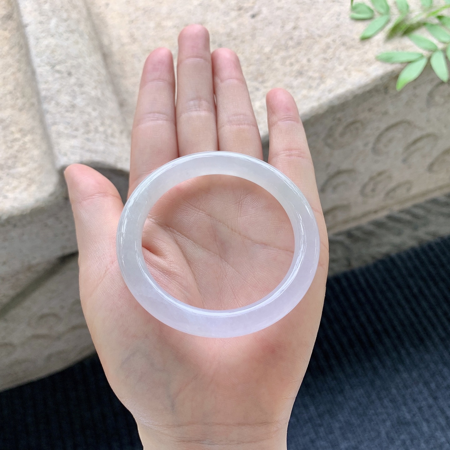 圆条49 50【圈口】50/7/7.8【编码】GL041048【描述】糯冰淡粉紫，水润，种老，细腻，打灯有棉线