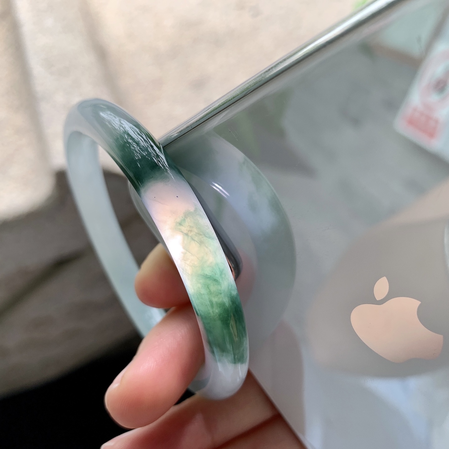 圆条52 53【圈口】53.2/7.6/8【编码】A4041012【描述】冰飘绿，清透，水润，种老，细腻，打灯有絮线