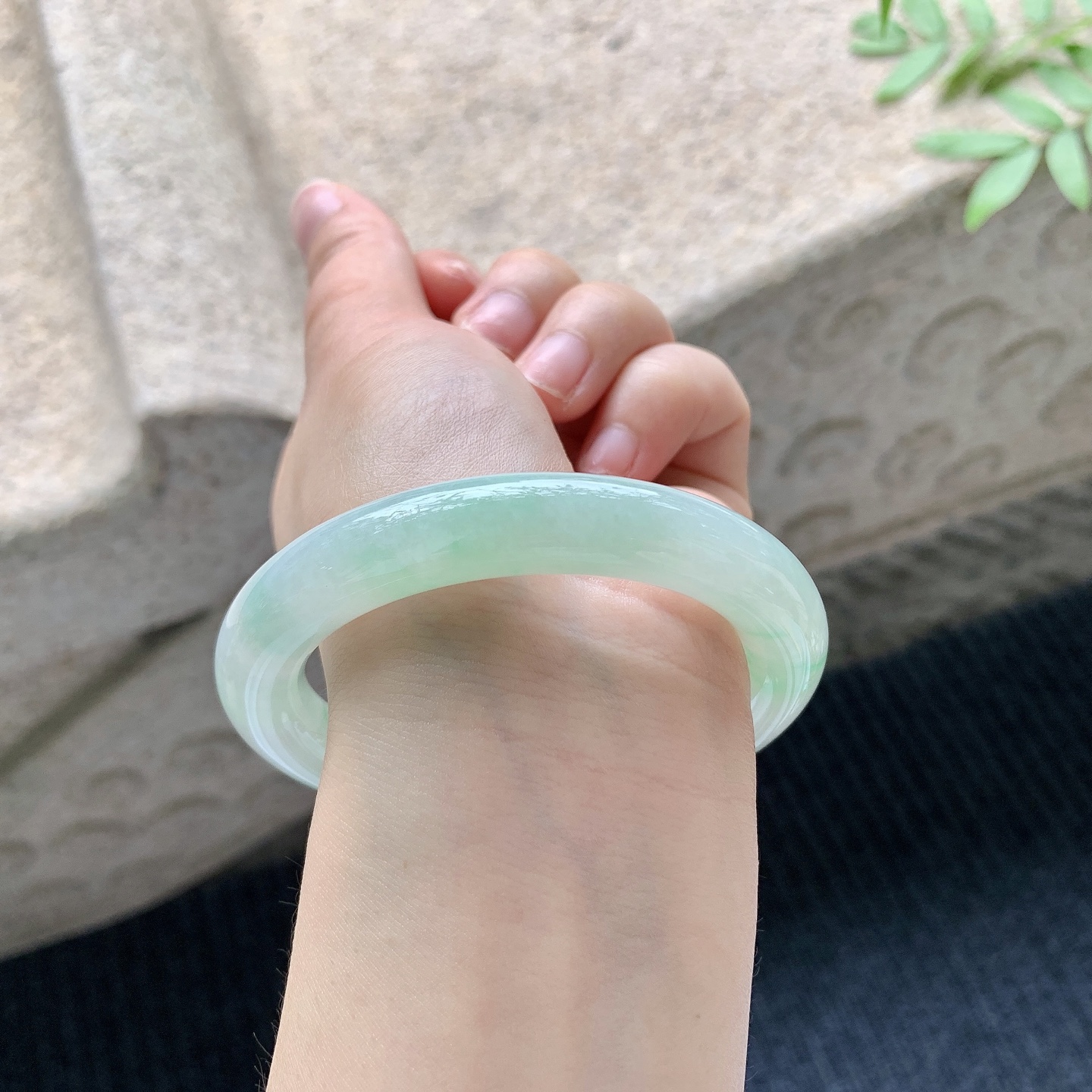 圆条54 55【圈口】55/10.7/10.6【编码】FL041049【描述】糯冰飘绿，水润，种老，细腻，打灯有棉线