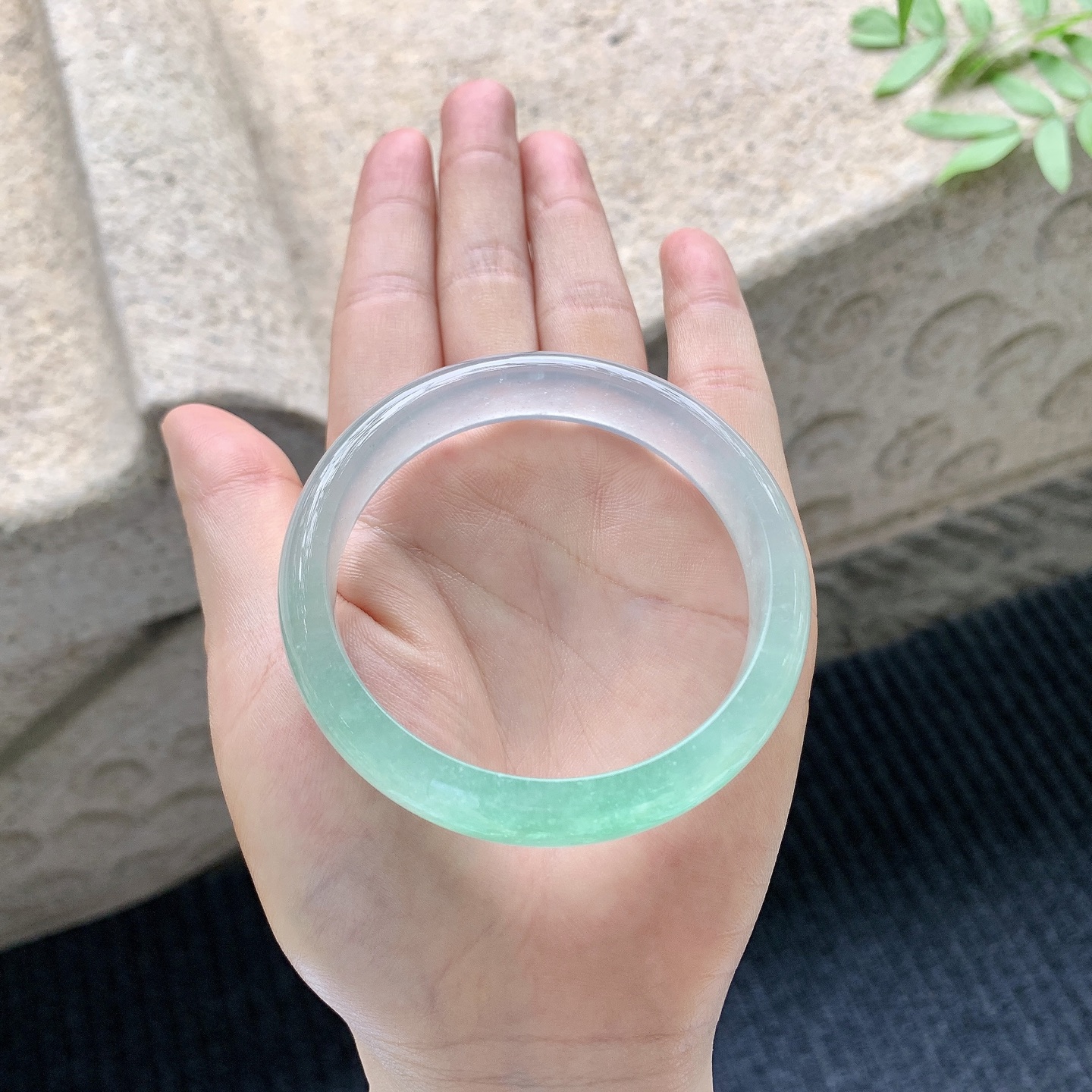 正圈54 55【圈口】54.8/12.2/7【编码】TR041038【描述】高冰飘阳绿，起荧光，水润，种老，无裂纹