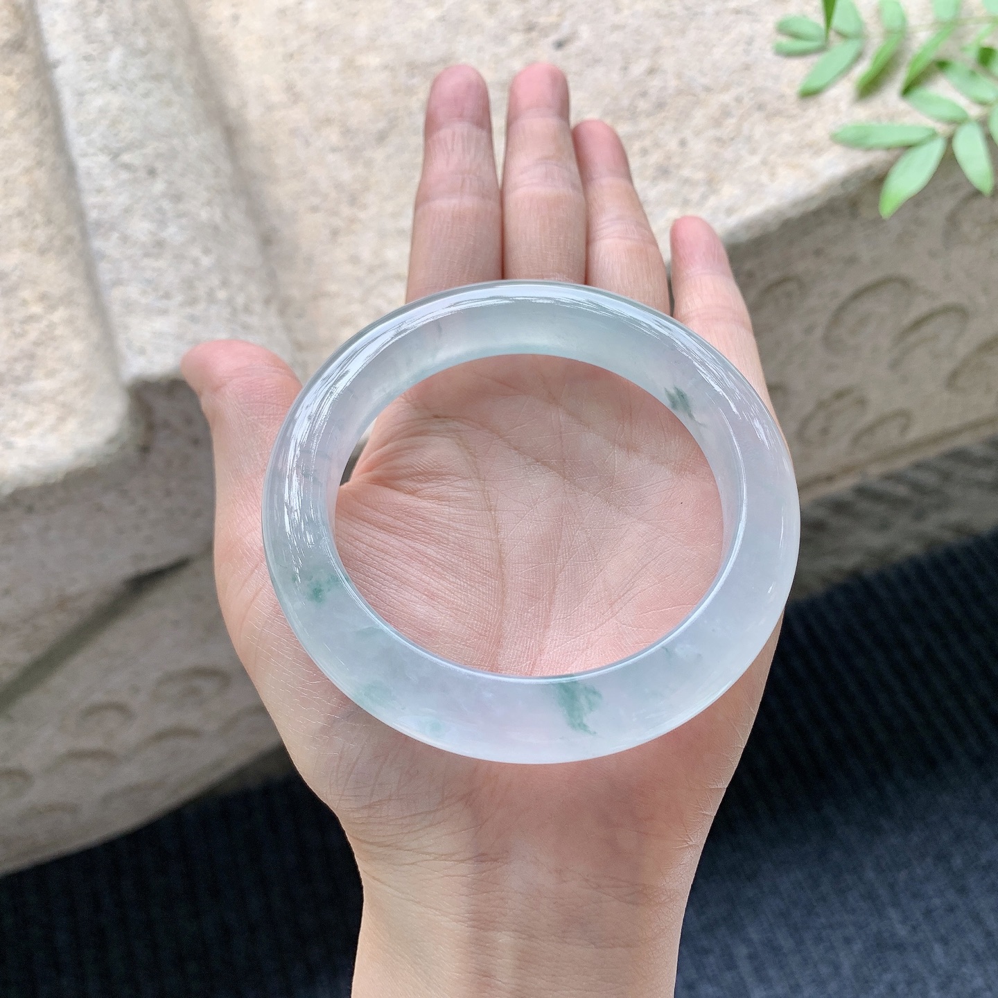 正圈58 59 【圈口】59.2/12.4/10.2 【编码】T9041032 【描述】冰种飘花，清透，水润，种老，细腻，打灯有絮线