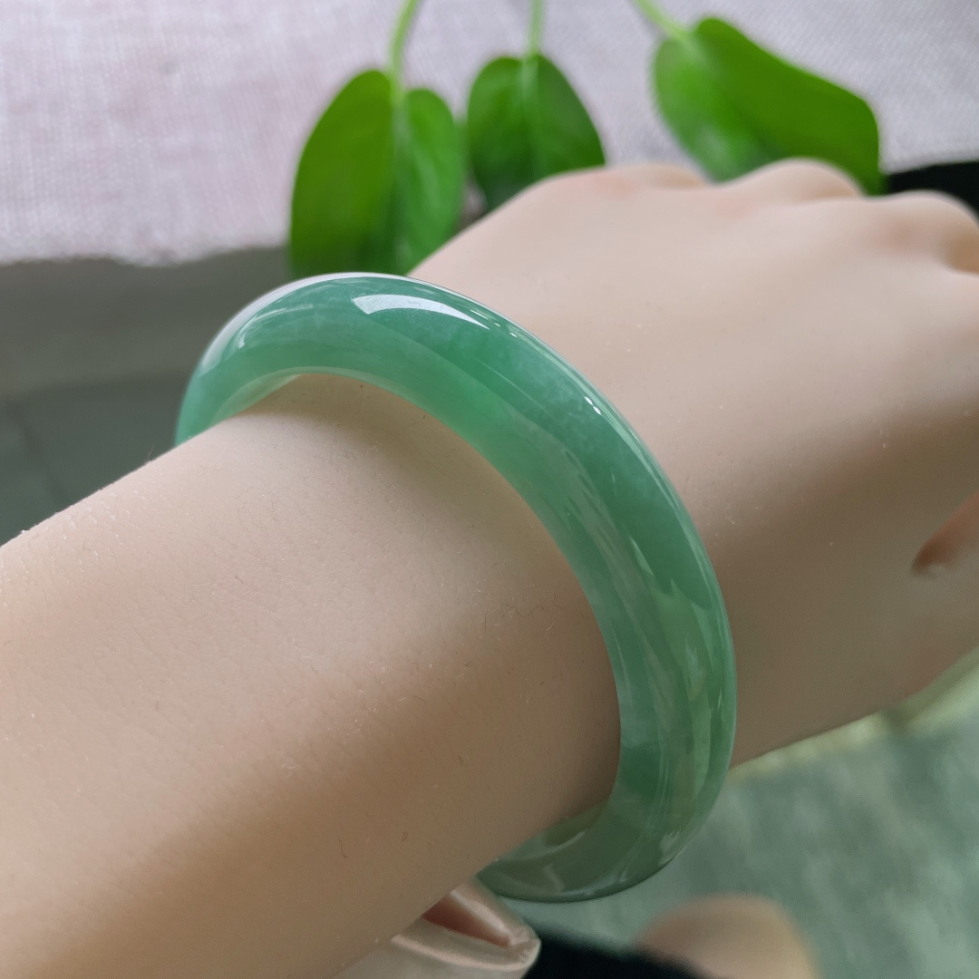 54.5/11.6/7.7，绿底正圈，水头好，底子细腻，清新、有质感、纯粹、匠心独具，一点皮纹，ss50146a