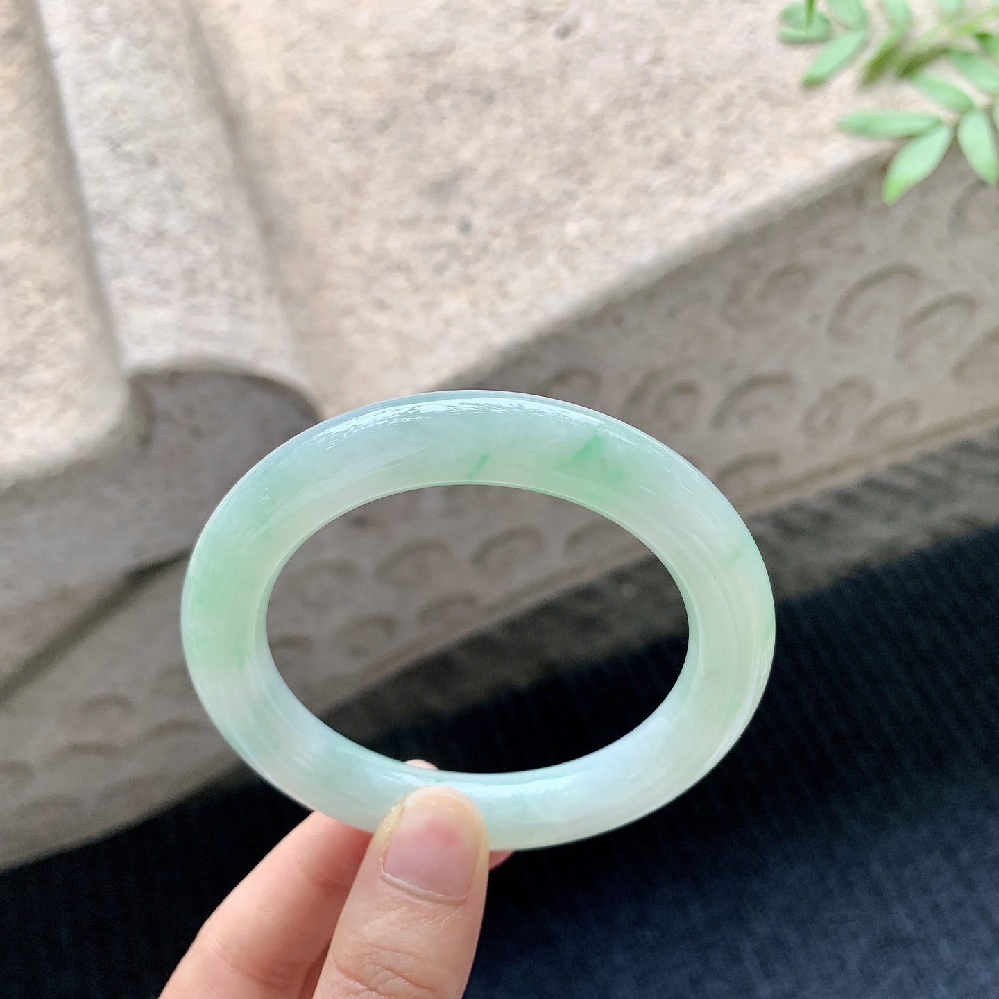 圆条54 55【圈口】55/10.7/10.6【编码】FL041049【描述】糯冰飘绿，水润，种老，细腻，打灯有棉线