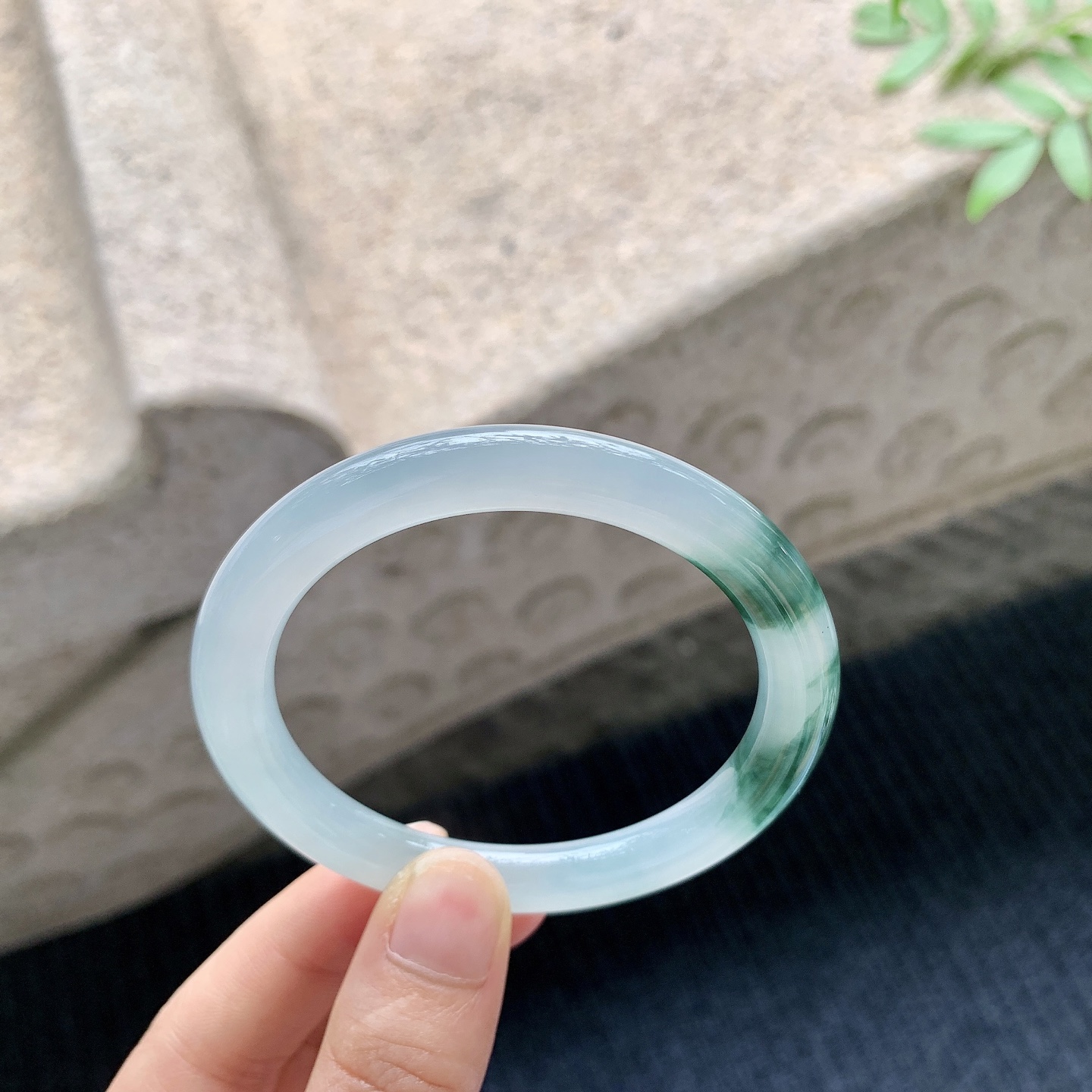 圆条52 53【圈口】53.2/7.6/8【编码】A4041012【描述】冰飘绿，清透，水润，种老，细腻，打灯有絮线