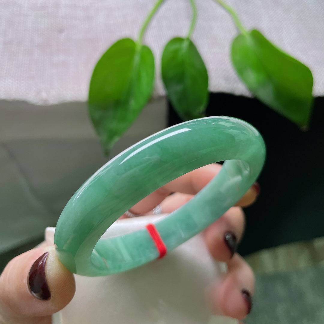 54.5/12/7.8，绿底正圈，水润，质地温润细腻，心若向绿，处处青山。一点皮纹，ss50144a