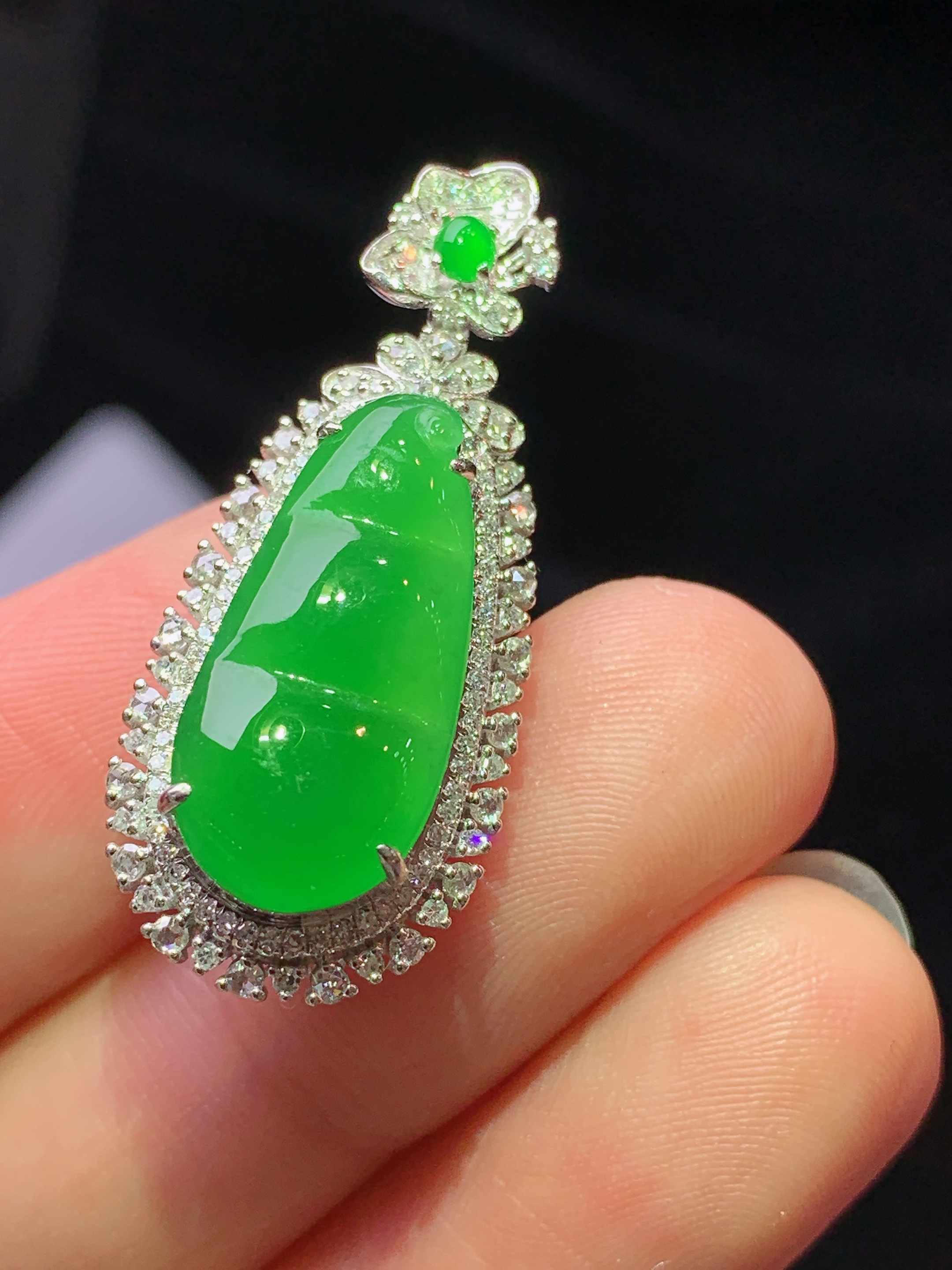 18k金钻镶嵌满绿四季豆吊坠 玉质细腻 色泽艳丽清新 水润亮眼 整体尺寸32.5*14*10k1