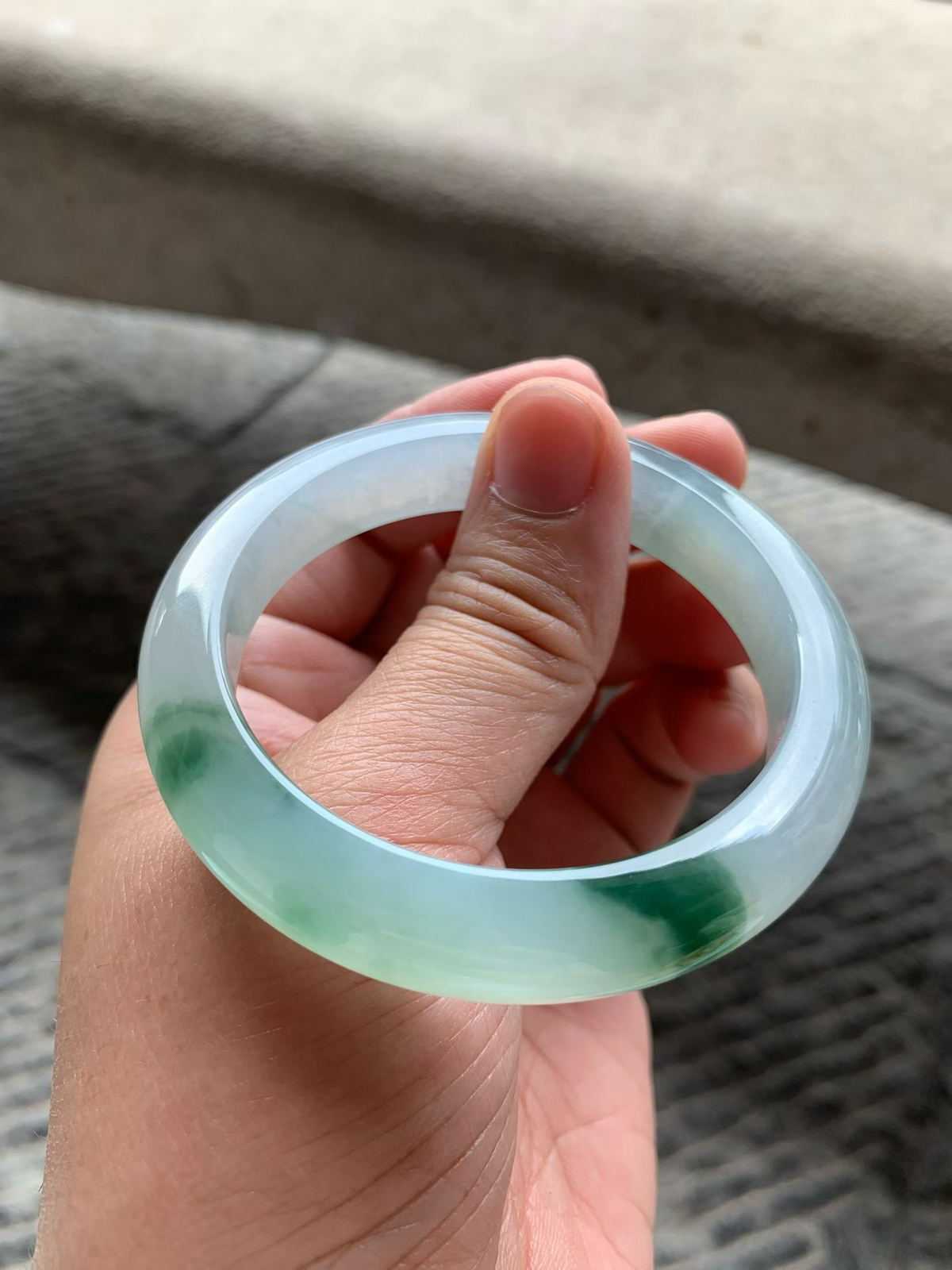 飘绿花正圈手镯尺寸54.5*11*8.5 老种通透，纯净细腻，胶润水足，绿花鲜亮有活力！