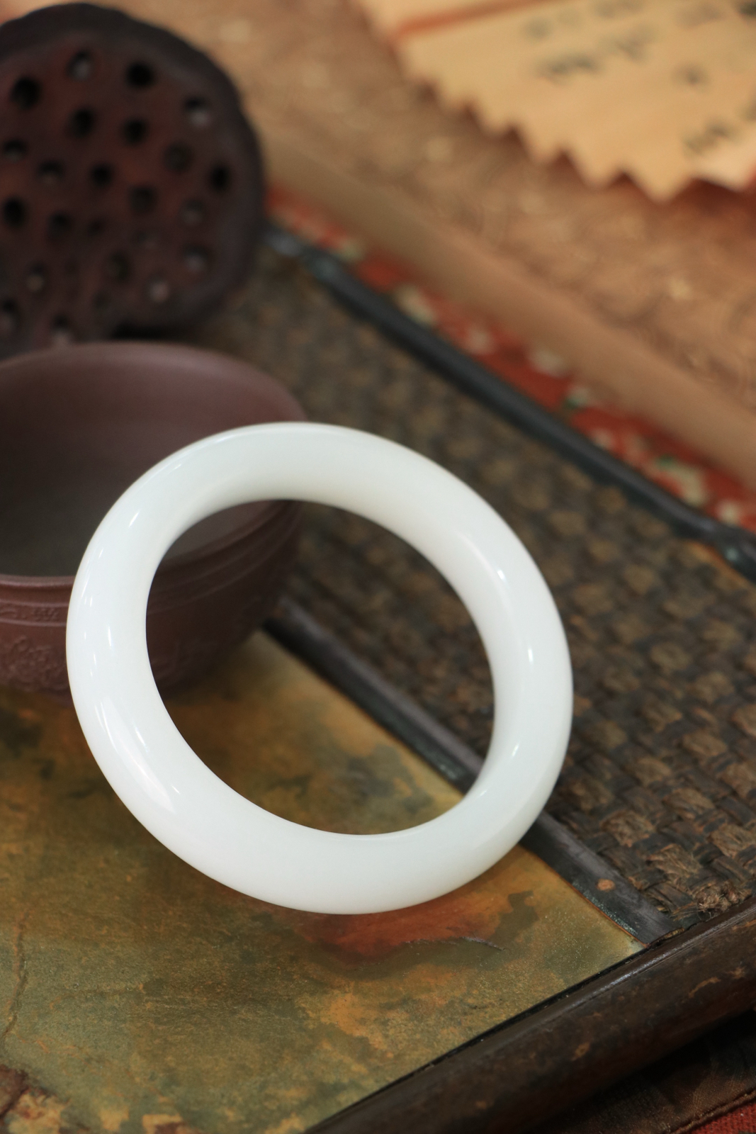 羊56羊脂白玉手镯和田玉山料手镯56圈口宽12厚10无裂无杂无水线特细腻 高脂粉，高品质，萦绕腕间时，古韵不失时尚，素雅不失品味，细腻光滑的触感，使人沉醉，气质高雅 魅力动人