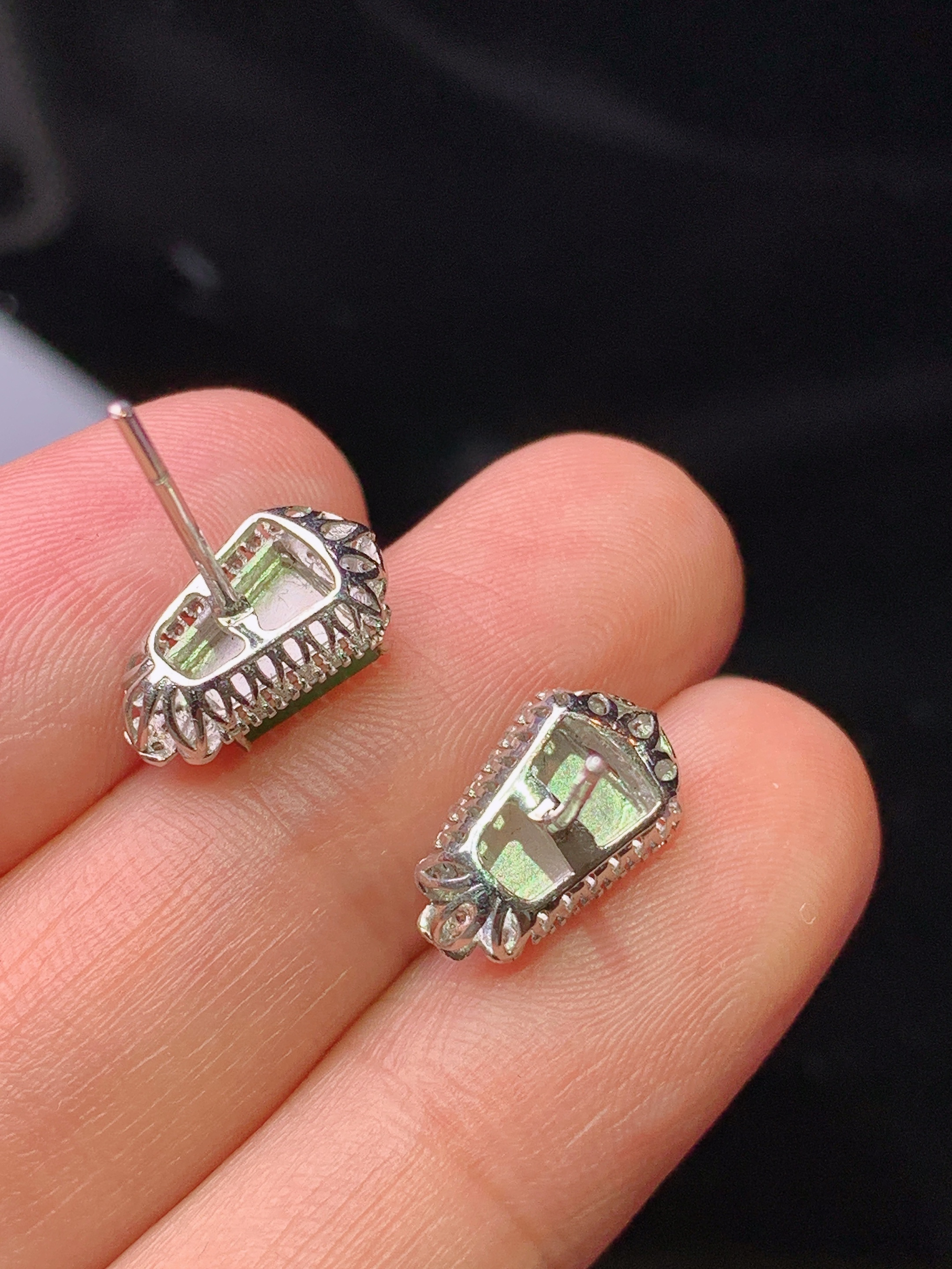 18k金钻镶嵌翠绿无事牌耳钉 玉质细腻 色泽艳丽清新 水润亮眼 整体尺寸12.6*7.5*5t3