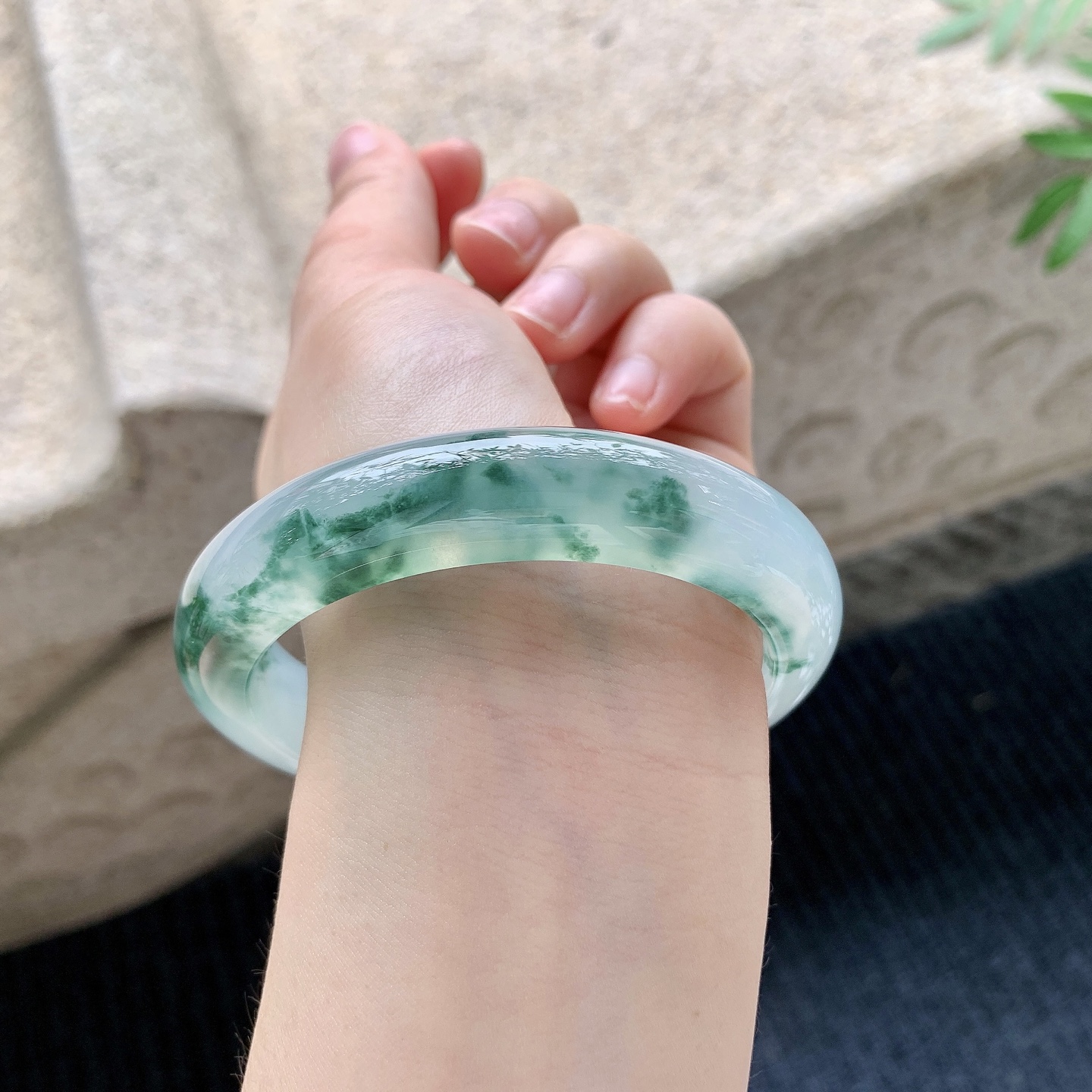 正圈59 60 【圈口】60/13.4/9.7 【编码】BK041138 【描述】冰飘花，清透，水润，种老，细腻，无纹裂