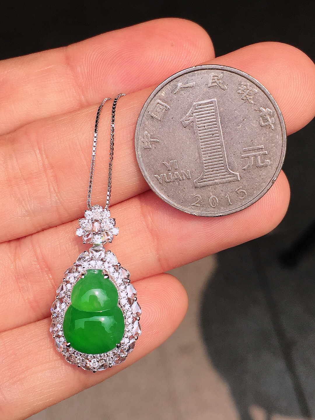 阳绿葫芦吊坠，色泽均匀艳丽，玉质细腻，荧光感超
强，饱满圆润，尽显优雅气质，18k
金豪华镶嵌