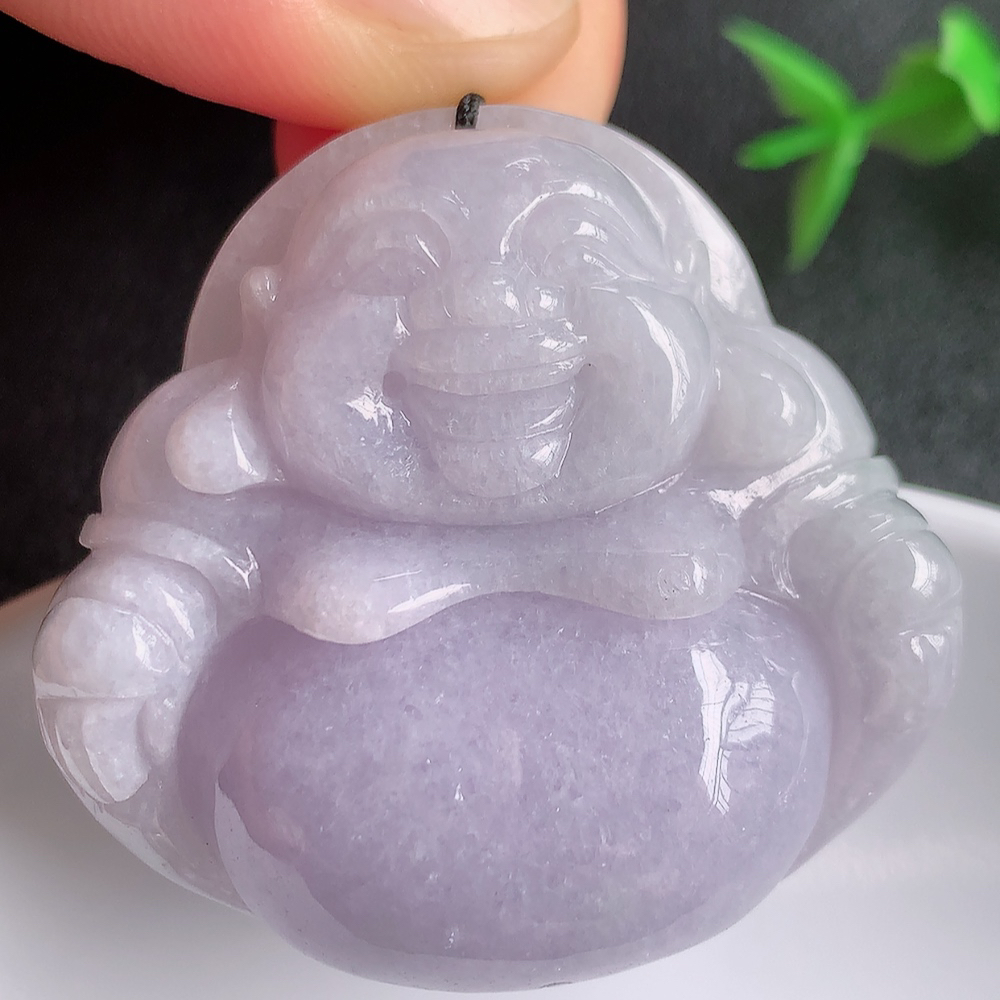 冰润紫罗兰佛公挂件 玉质细腻  精雕弥勒佛，笑佛福耳垂肩，面相喜庆，开怀大笑，憨态可掬。惟妙惟肖，寓