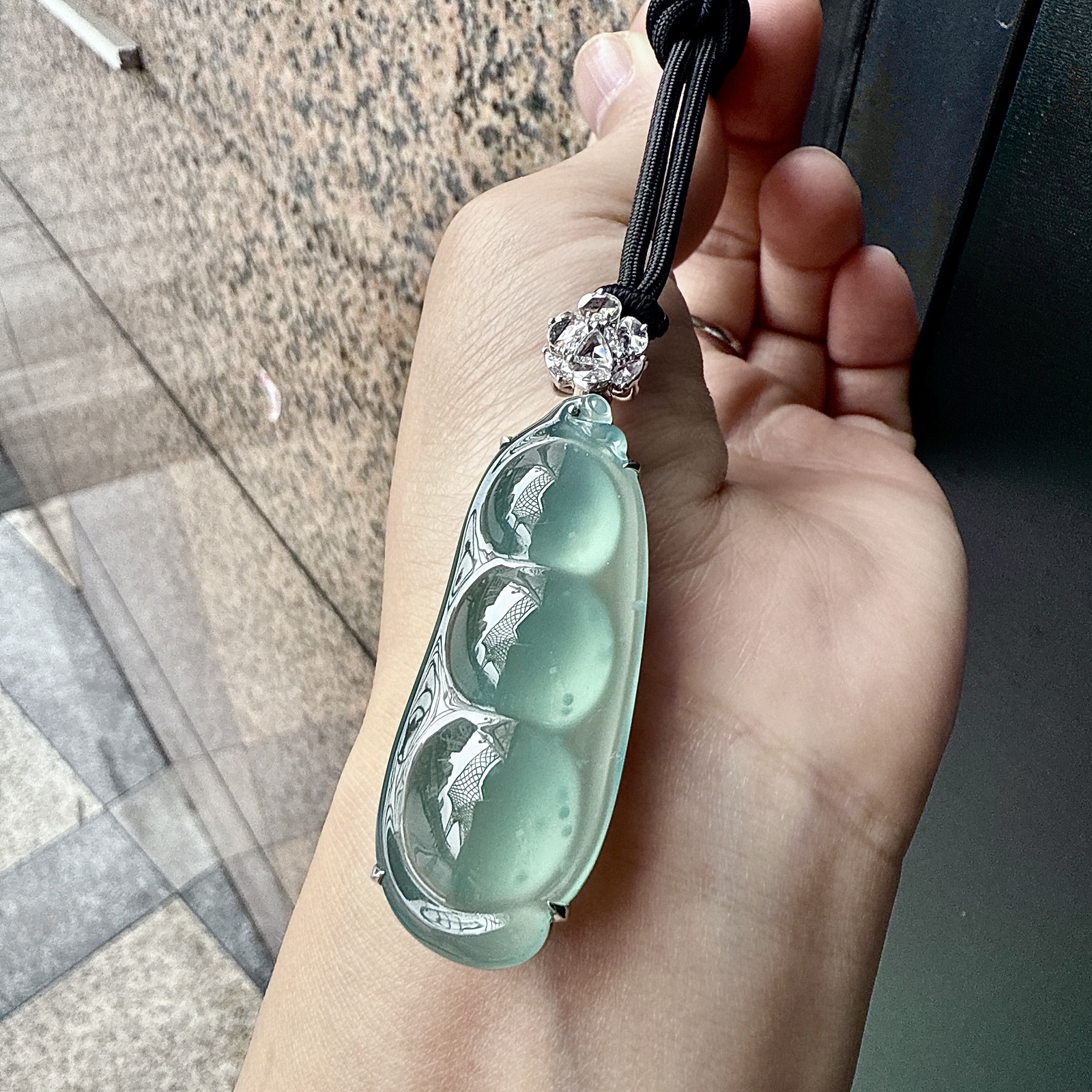 【冰种福豆吊坠】天空蓝老料，种地上乘，冰感十足，通透起光，饱满圆润，收藏品质，18k金钻镶嵌，裸石尺