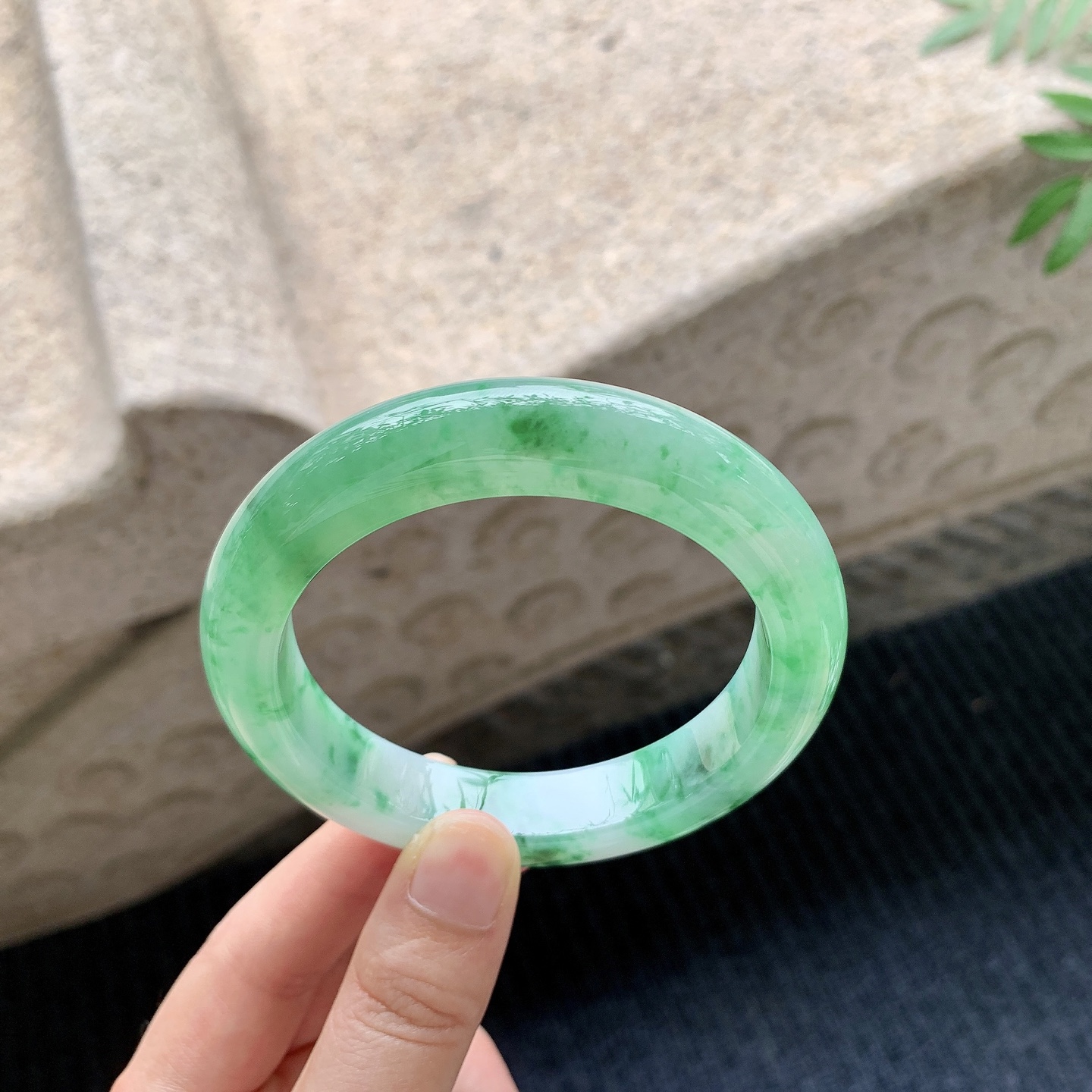 正圈57 58【圈口】58.8/12.6/10【编码】A3041130【描述】冰糯绿花，水润，种老，细腻，无纹裂