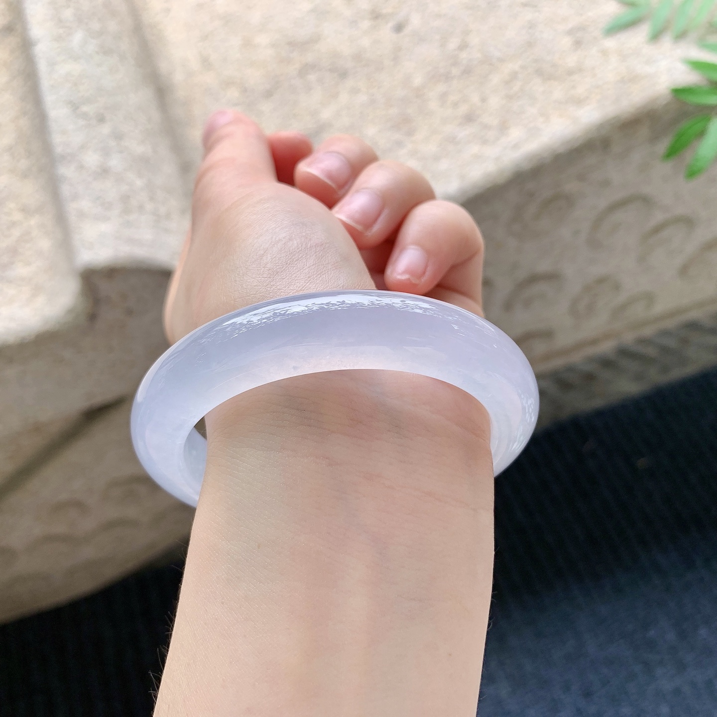 正圈55 56【圈口】56.6/12.3/9.5【编码】LH041144【描述】冰种粉紫底，清透，水润，种老，细腻，无纹裂