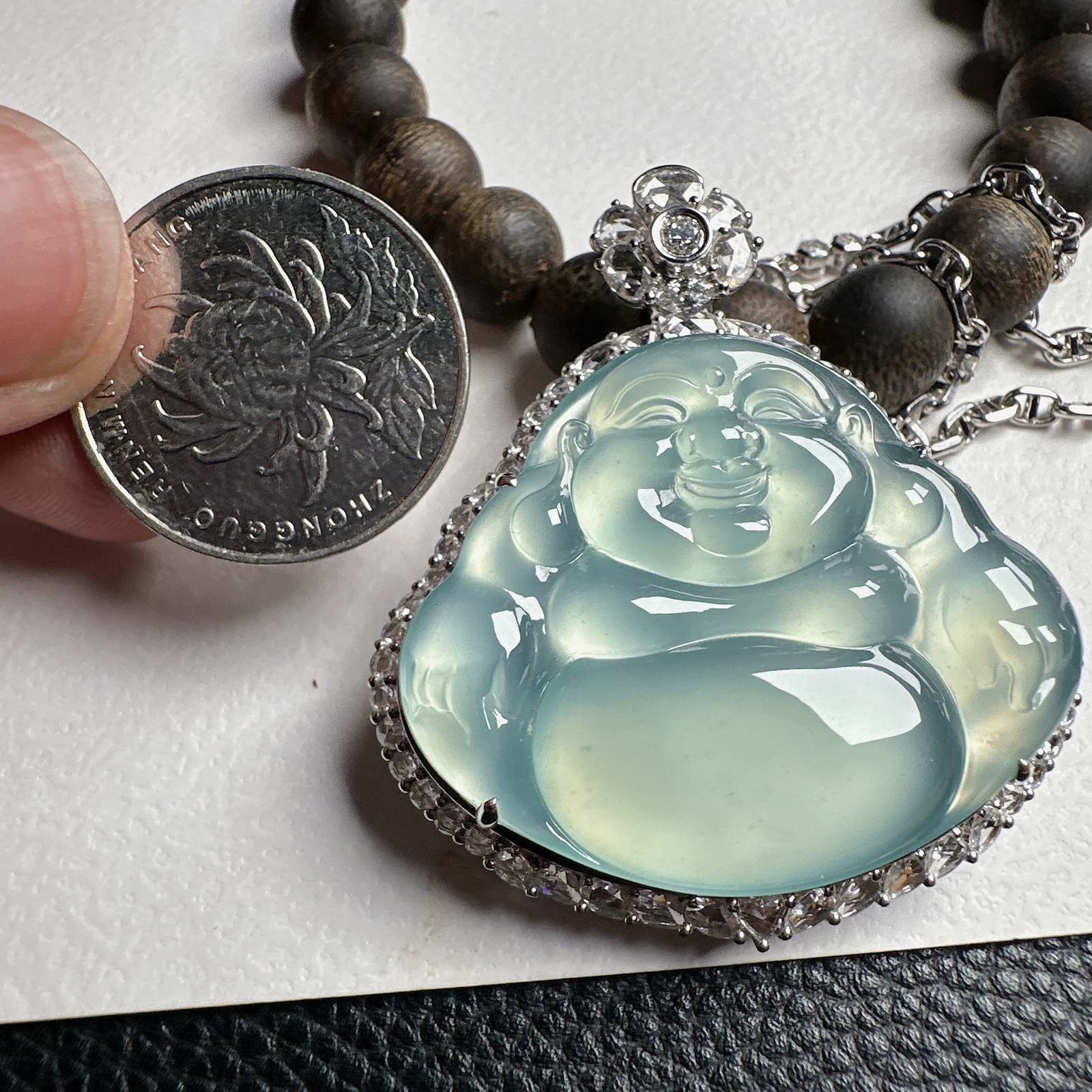 【冰种天空蓝佛】大尺寸，冰感动人，通透闪耀，光可鉴人，佳品推荐。收藏品质，18k金钻镶嵌，裸石尺寸38.6*32.7*4.5毫米