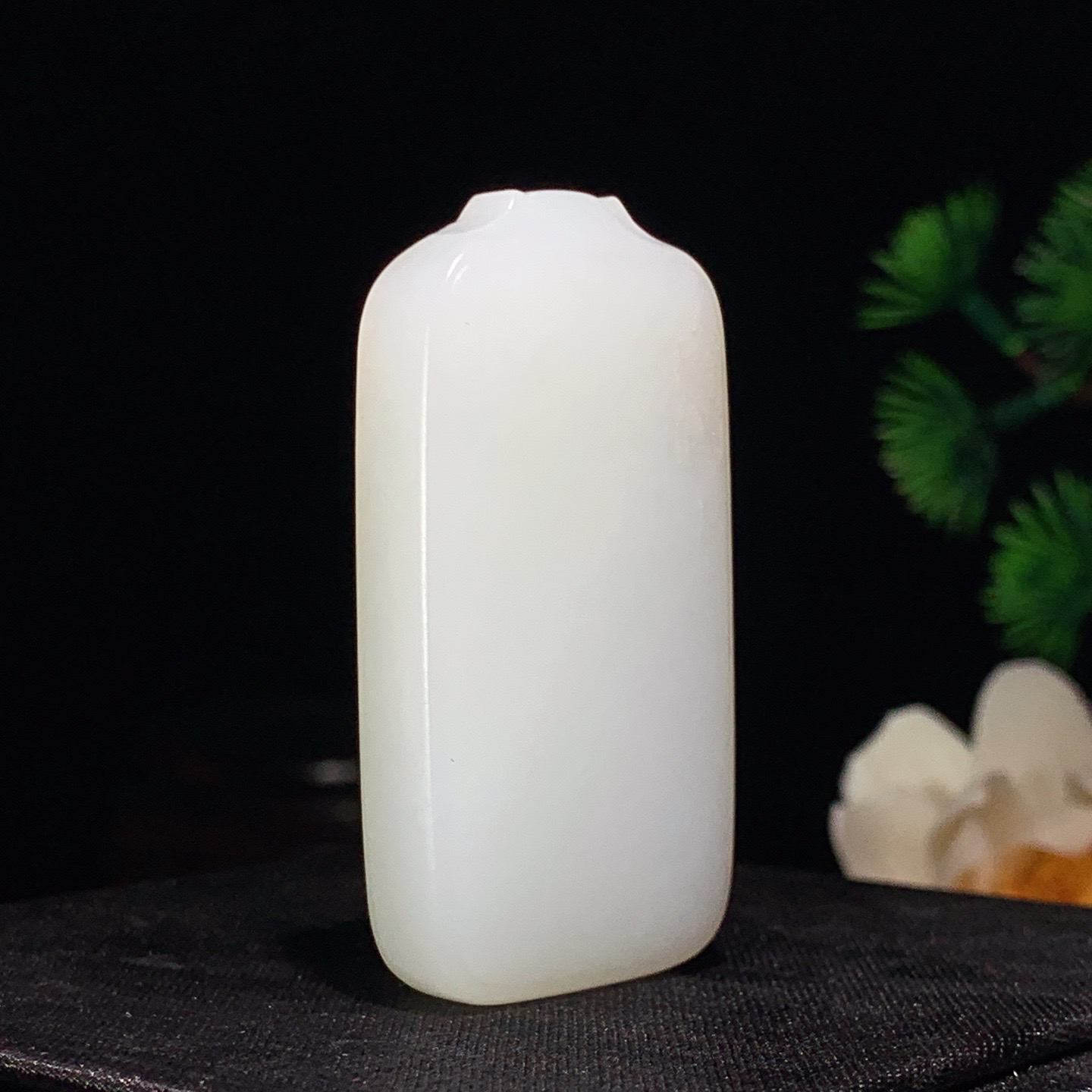 新疆和田玉白玉平安无事牌挂件 尺寸52/28/10重36.5克 玉质细腻油润 底色纯净 脂粉好，品质