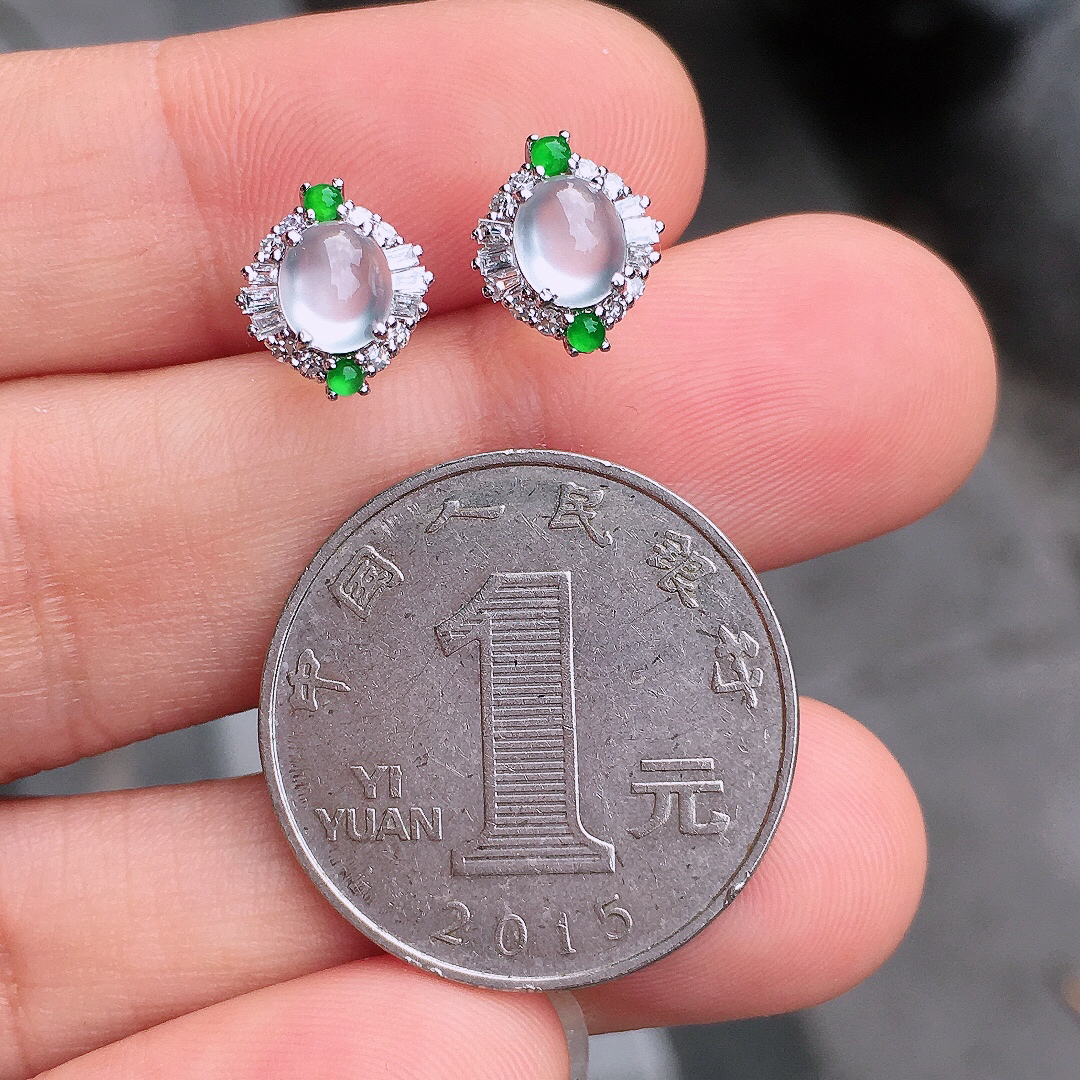 玻璃种蛋面耳钉，玉质细腻，荧光感超
强，饱满圆润，尽显优雅气质，18k
金豪华镶嵌