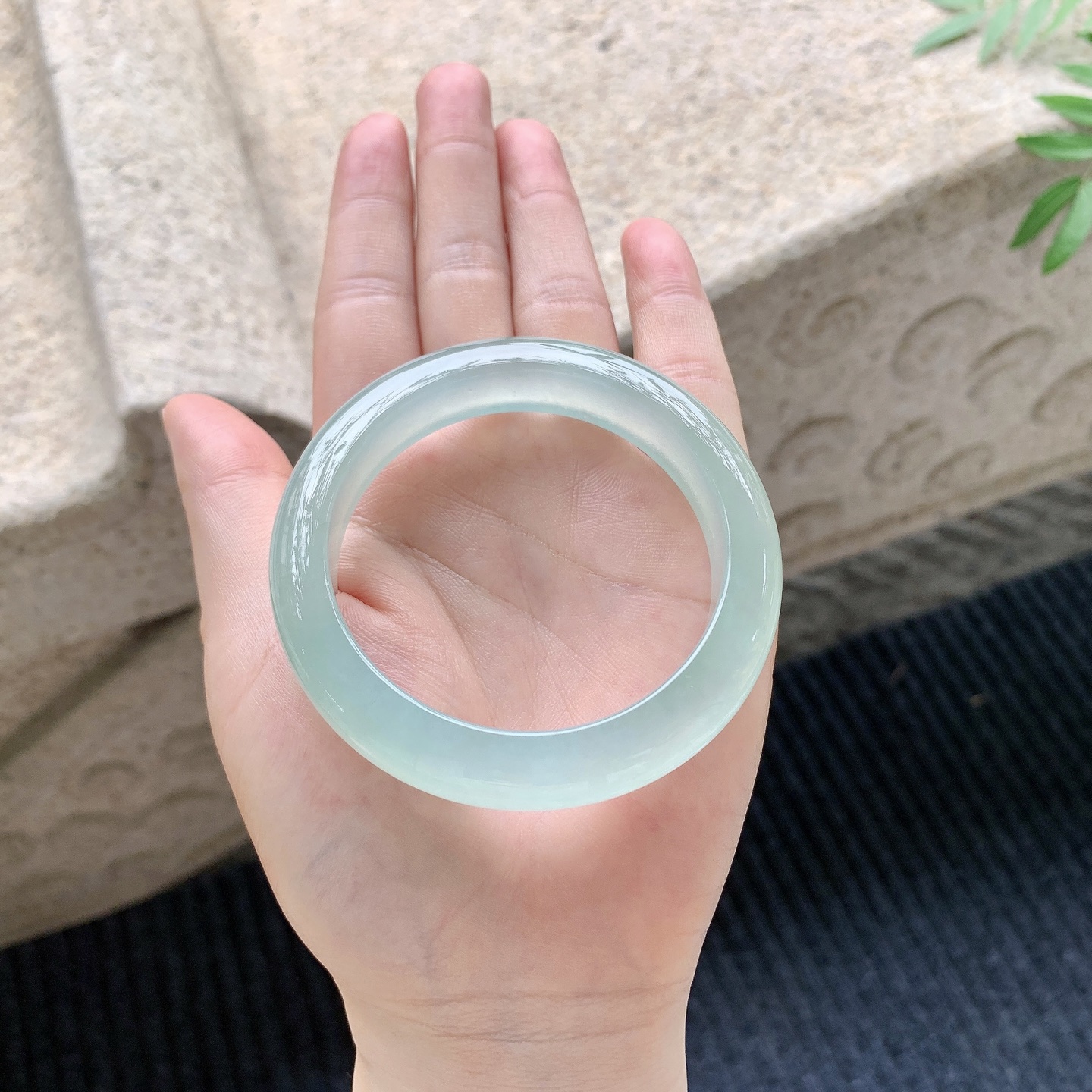 正圈52 53【圈口】53.7/12.2/9【编码】QX041112【描述】冰绿，清透，水润，种老，细腻，无纹裂