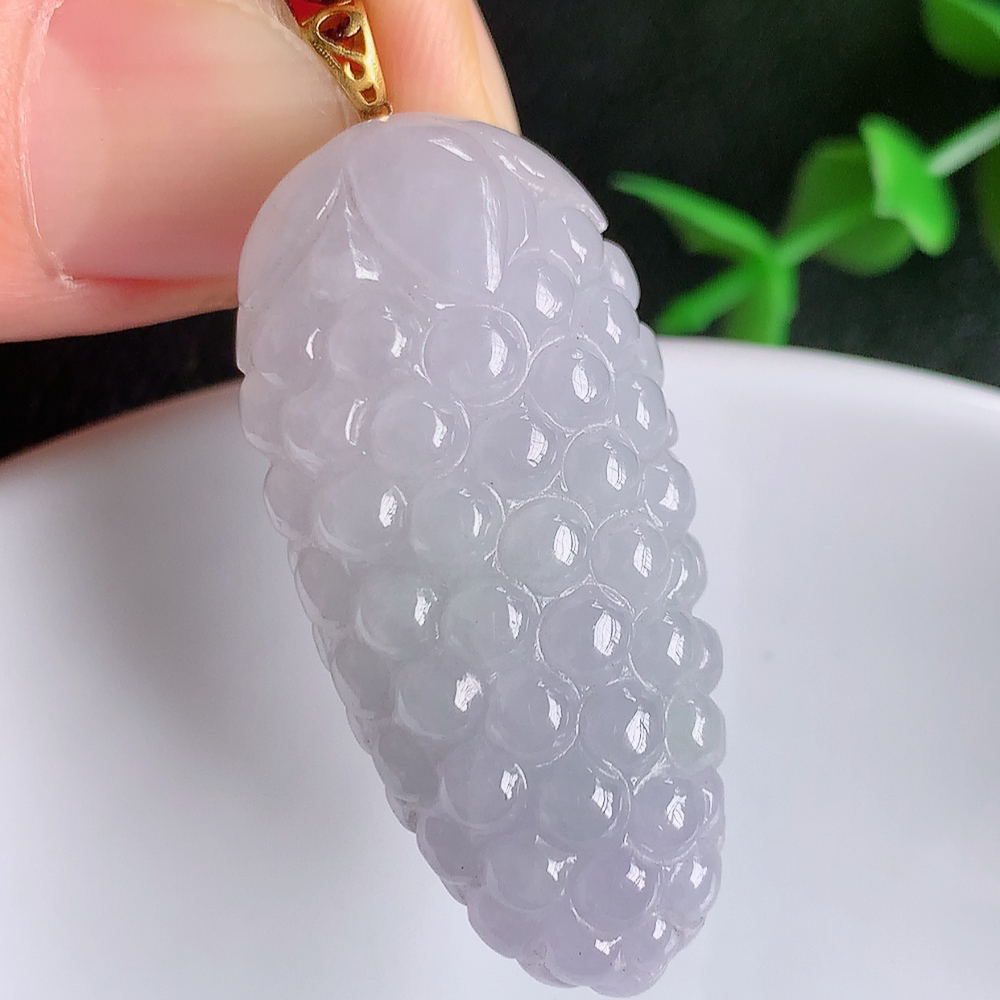 18k金扣自然光实拍，老坑紫罗兰多子多福吊坠，玉质细腻起胶，立体雕工精湛，色泽鲜艳，种老水足，饱满厚