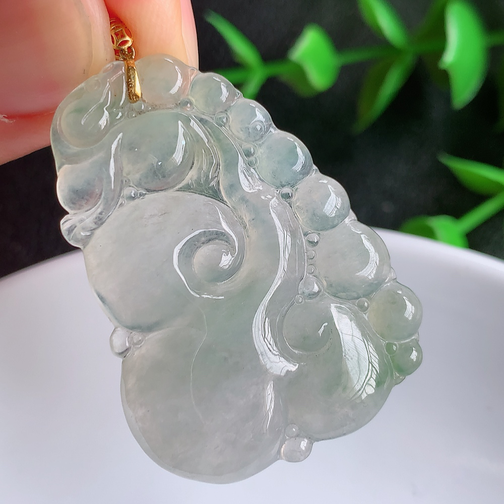 18k金扣冰润飘花吉祥如意翡翠吊坠  寓意“万事如意，吉祥如意,福寿绵长 心想事成”饱满大气，通透水润  W141.8 尺寸：38.5-27.8-4.8mm