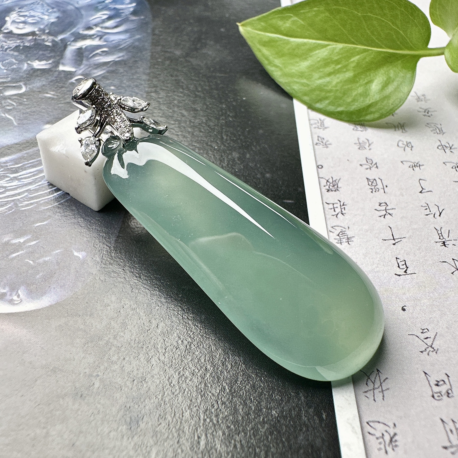 【冰种晴蓝福瓜】质地冰润细腻，种老起光，收藏品质，18K金钻镶嵌，裸石尺寸47*19.1*9.4毫米