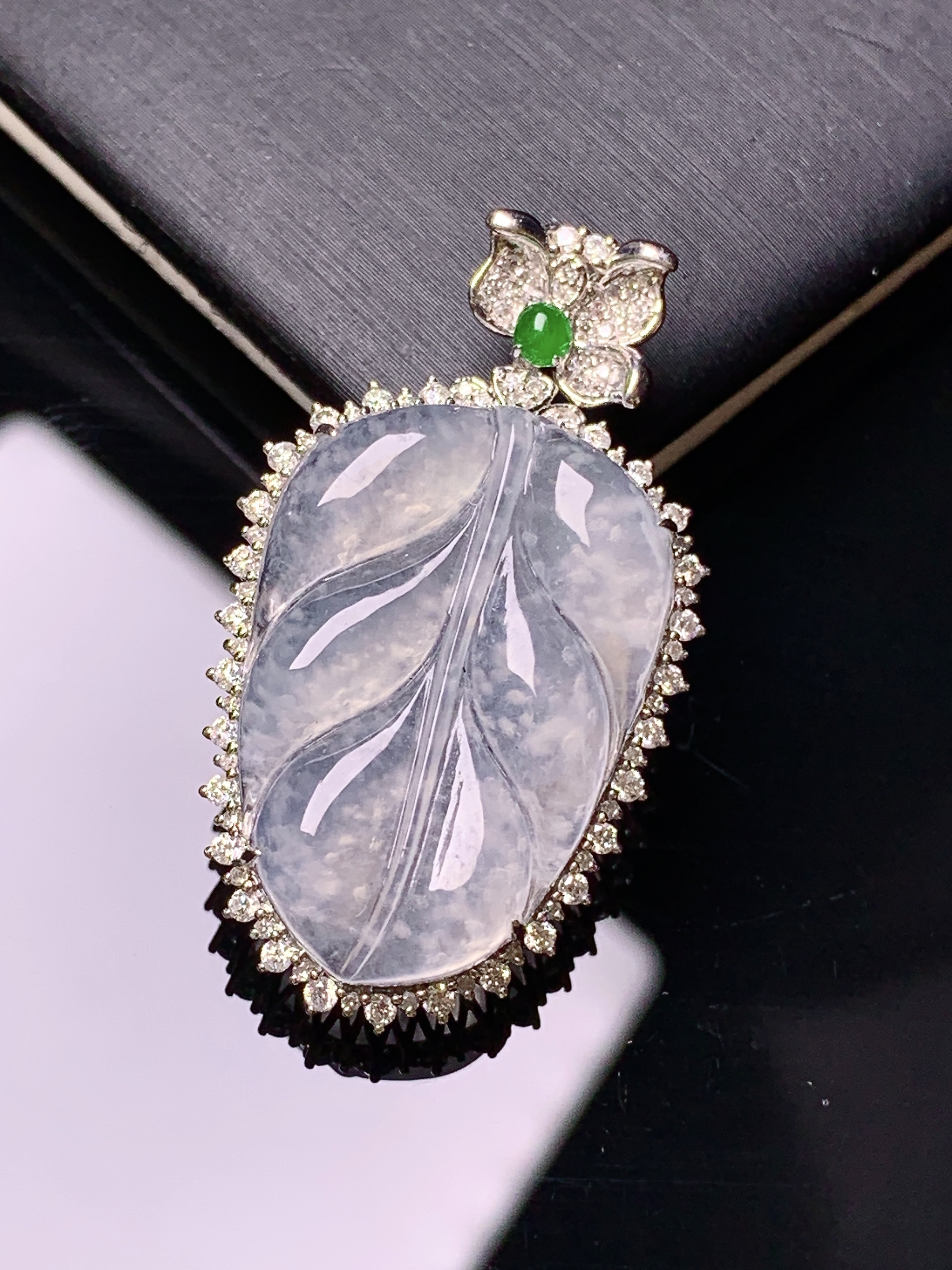 18k金钻镶嵌冰种树叶吊坠 玉质细腻 色泽艳丽清新 水润亮眼 整体尺寸35.6*20.2*7.5k1