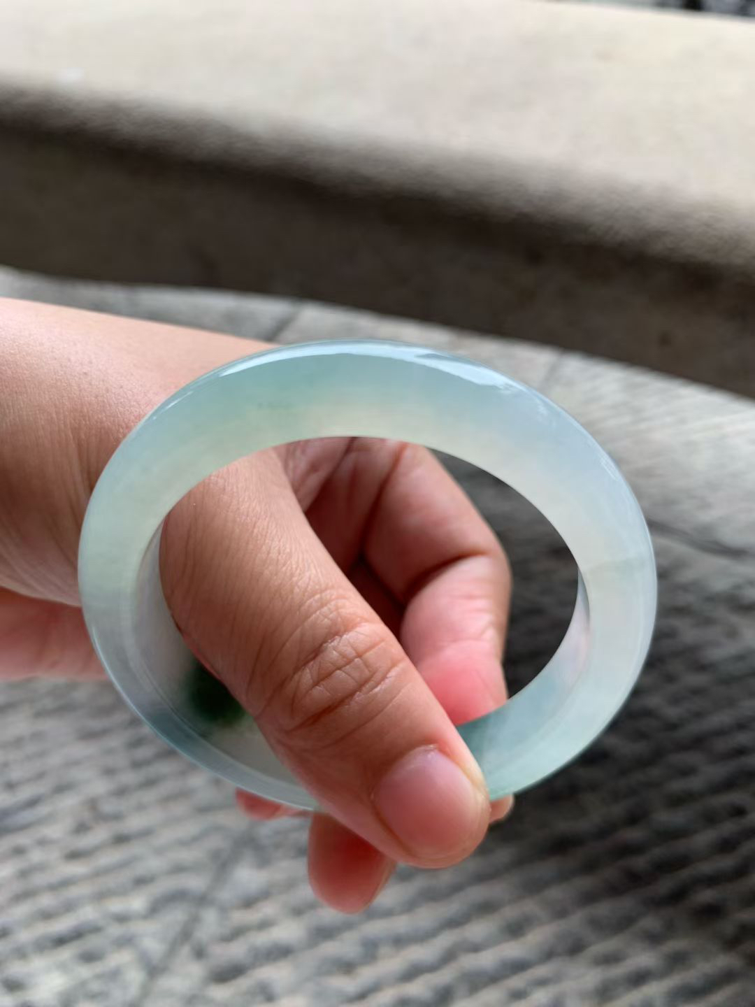 飘绿花正圈手镯尺寸54.5*11*8.5 老种通透，纯净细腻，胶润水足，绿花鲜亮有活力！