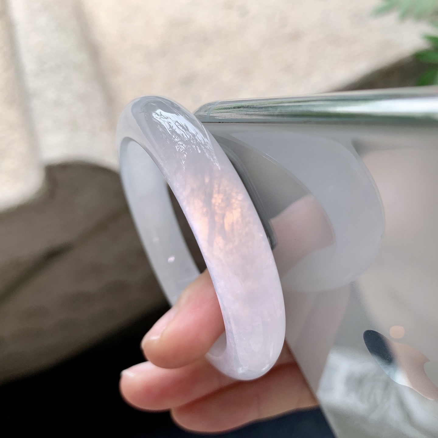 贵妃51 52【圈口】52/45/9.8/7.3【编码】A2041128【描述】糯冰底色，水润，种老，细腻，打灯有棉线