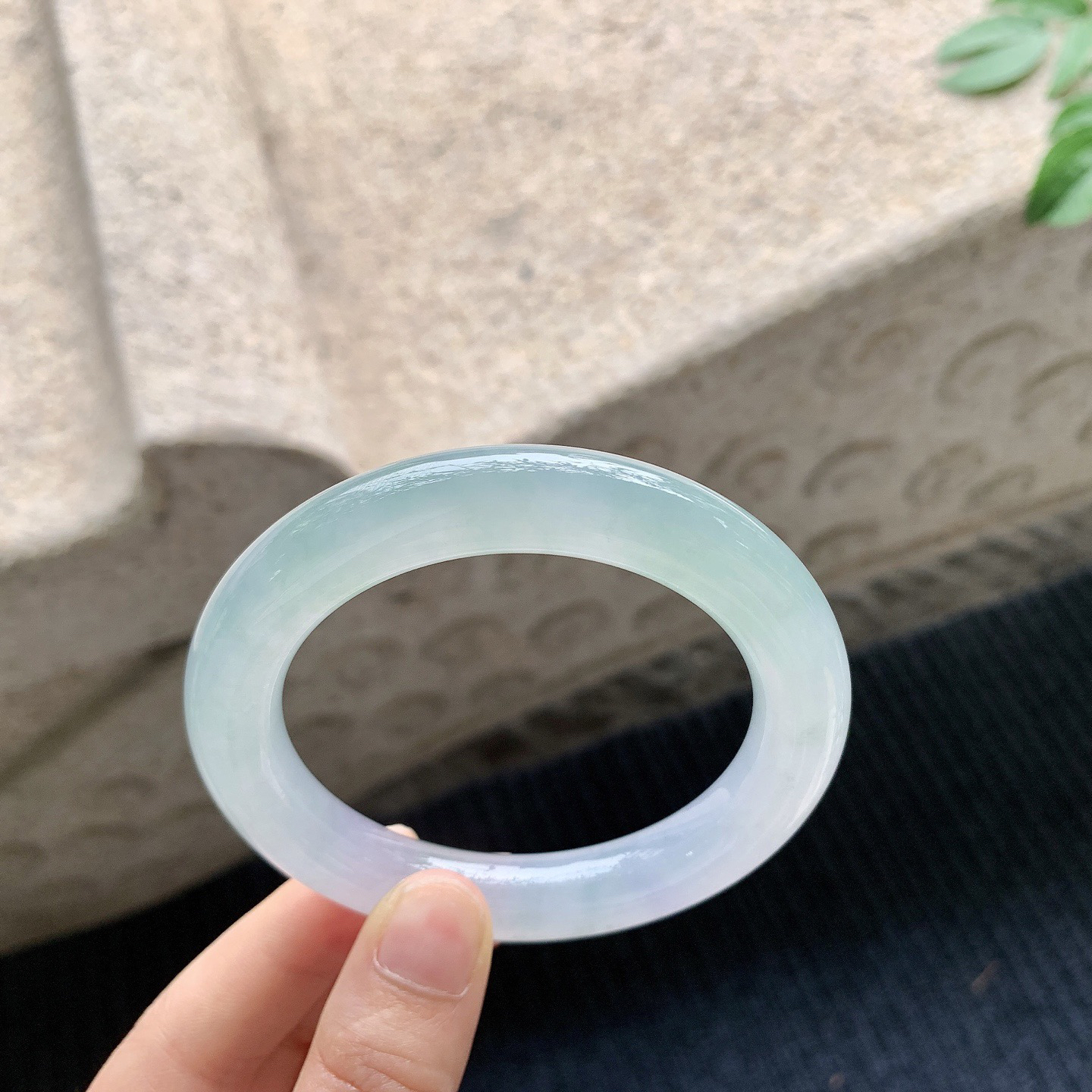 圆条54 55
【圈口】55.8/11.1/10.9
【描述】冰春彩，清透，水润，种老，细腻，无纹裂！