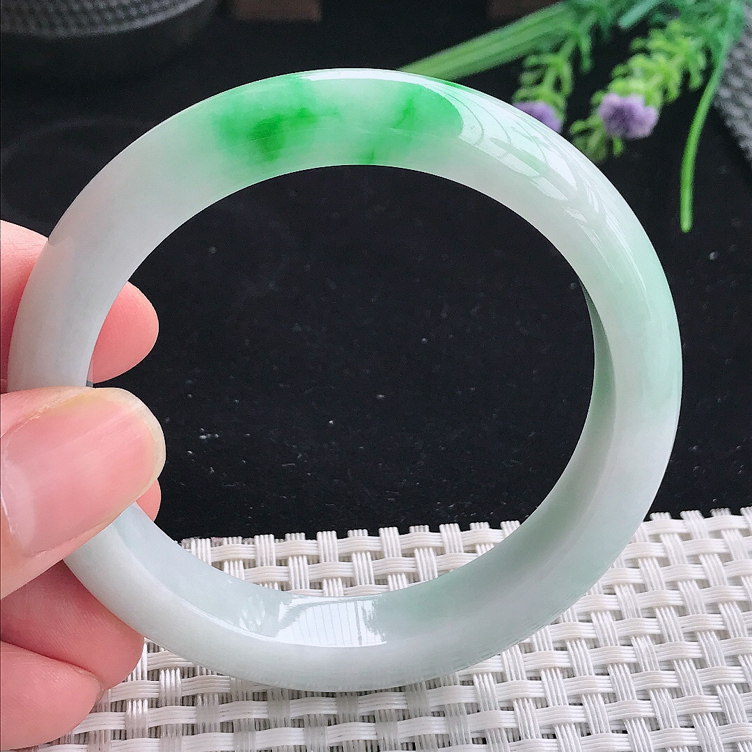 实拍A货翡翠56.8/12/8.5老坑精美冰润飘阳绿手镯宽边玉镯平安镯美人镯