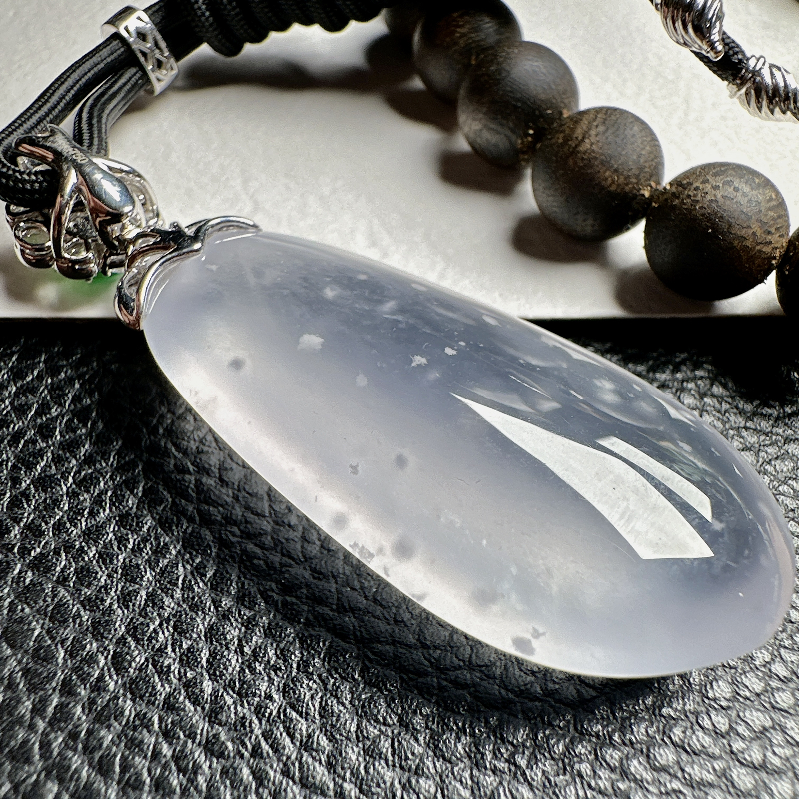 【玻璃种福瓜吊坠】雪花棉老料，种水上乘，晶莹剔透，纯净通透，莹光感很强。收藏品质，18k金钻镶嵌，裸石尺寸46*22.6*10.7毫米