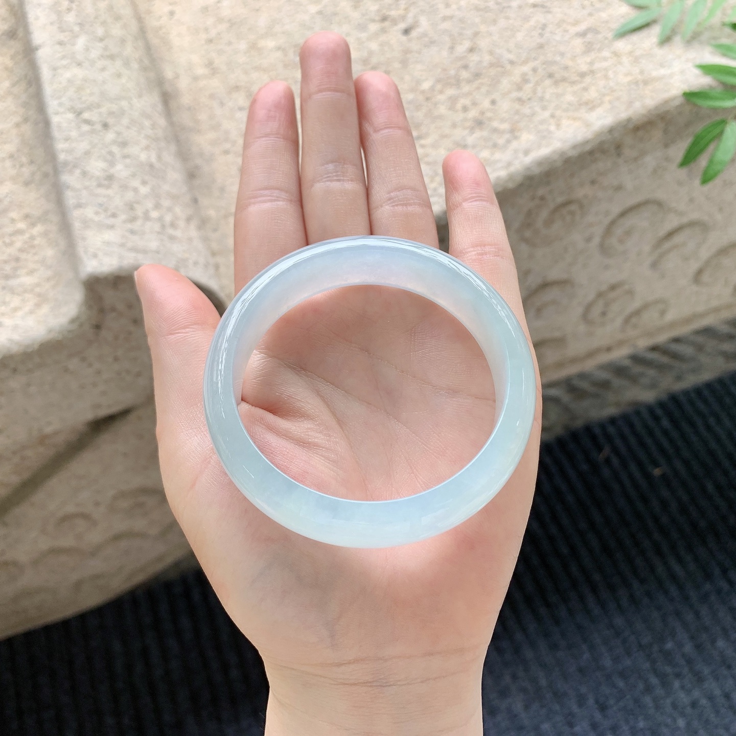 正圈55 56 【圈口】56/15.3/7 【编码】QX041111 【描述】糯冰晴绿，宽版，水润，种老，细腻，无纹裂