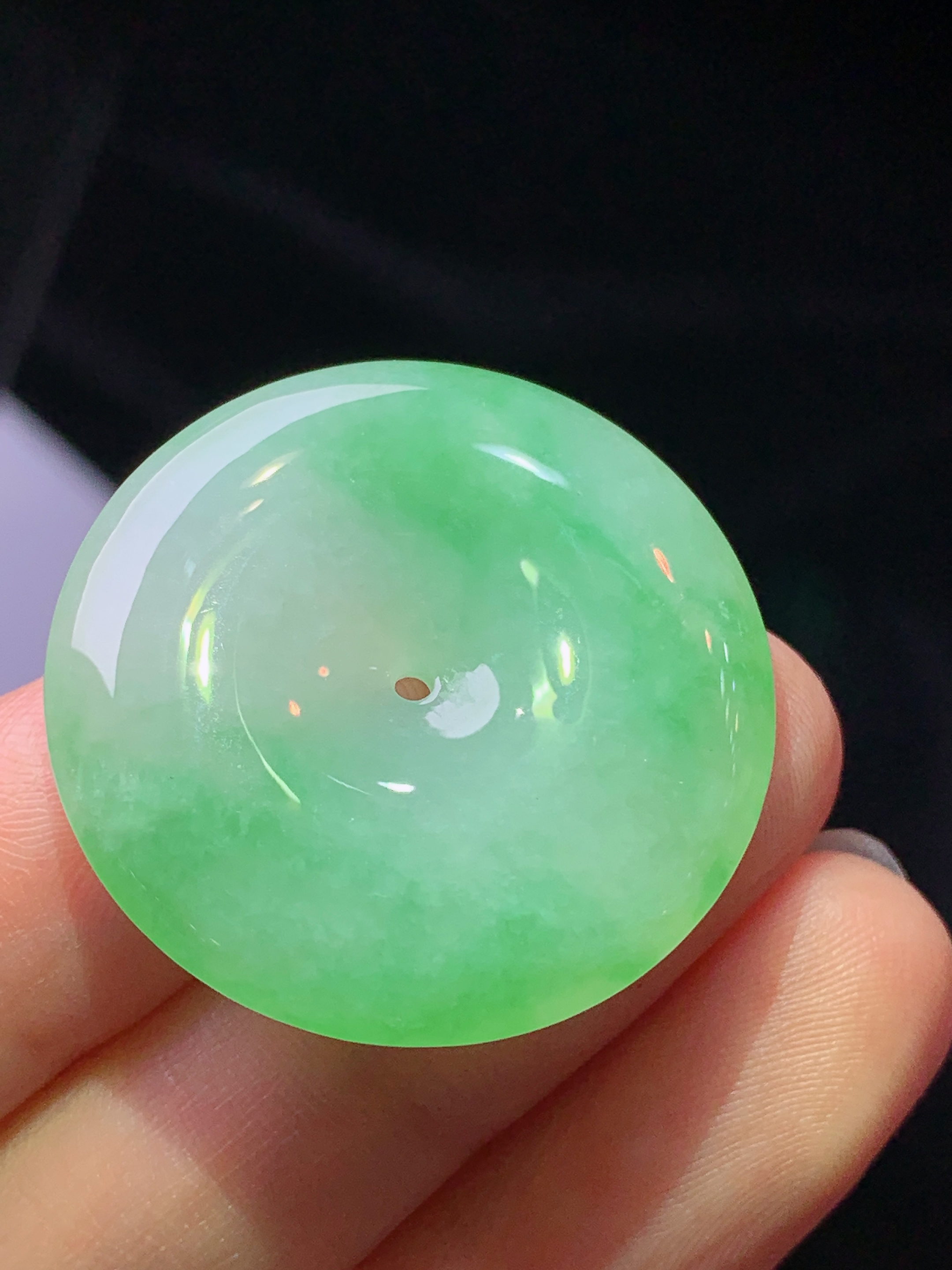 飘绿平安扣吊坠 玉质细腻 色泽艳丽清新 水润亮眼 整体尺寸29*5.5x1