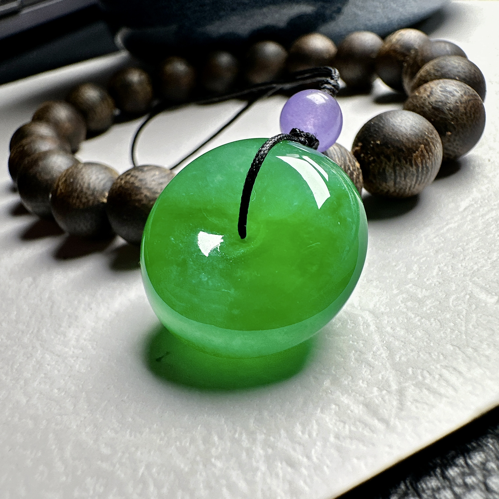 【冰种满绿平安扣】面包扣，很厚装，质地非常细腻，冰润十足，种老冰透，收藏品质。