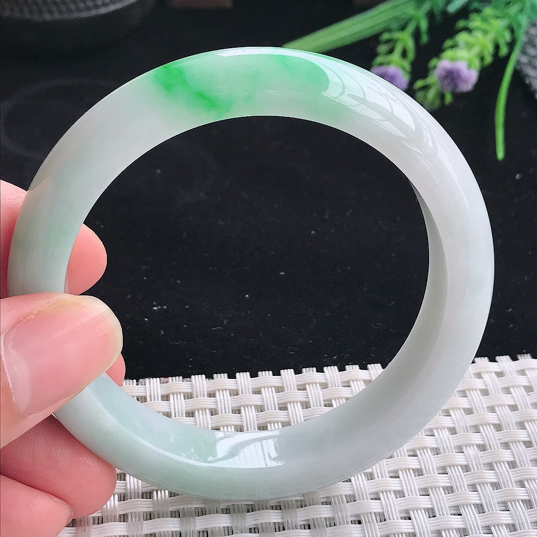 实拍A货翡翠56.8/12/8.5老坑精美冰润飘阳绿手镯宽边玉镯平安镯美人镯