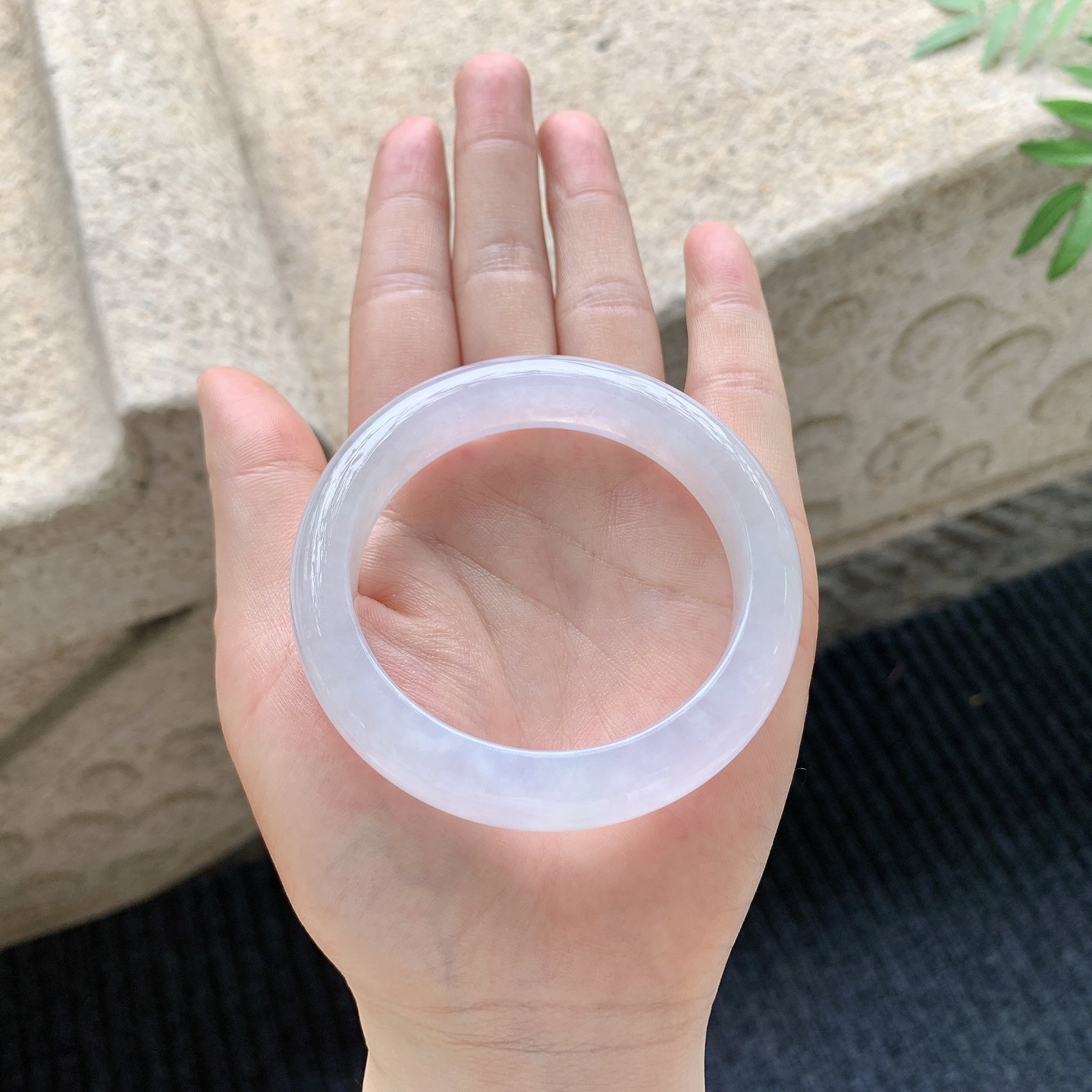 正圈51 52 【圈口】52.6/12.1/8.6 【编码】A2041121 【描述】糯冰粉紫，水润，种老，细腻，有纹线