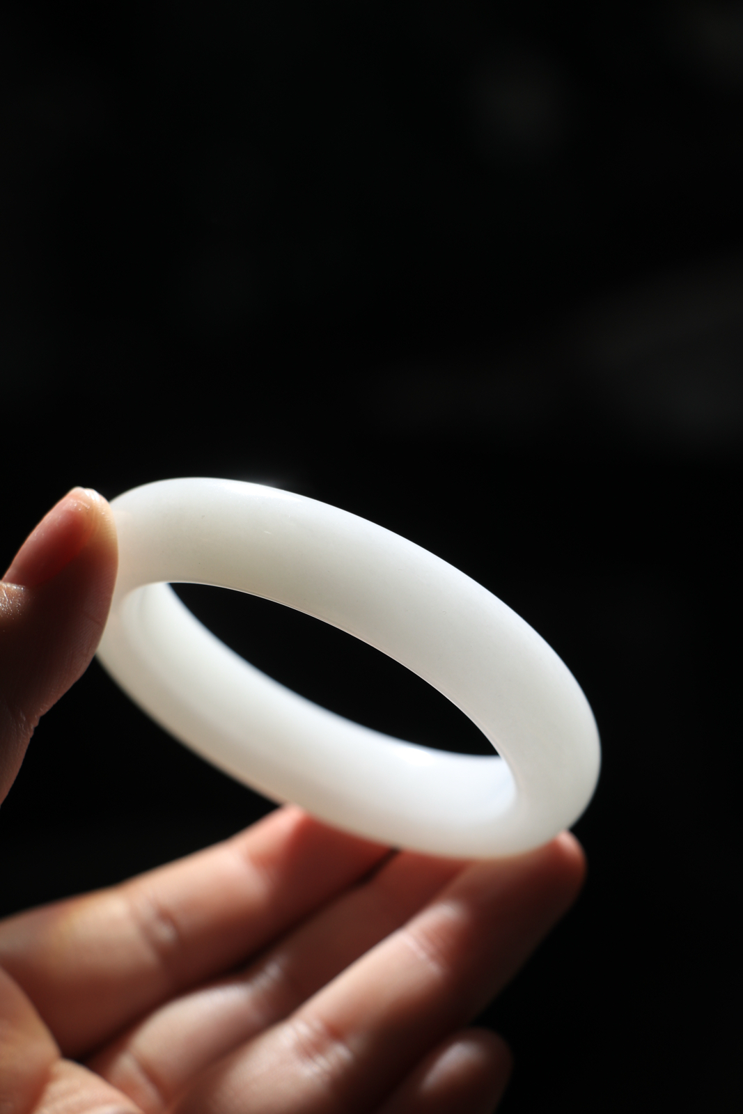 羊56羊脂白玉手镯和田玉山料手镯56圈口宽12厚10无裂无杂无水线特细腻 高脂粉，高品质，萦绕腕间时