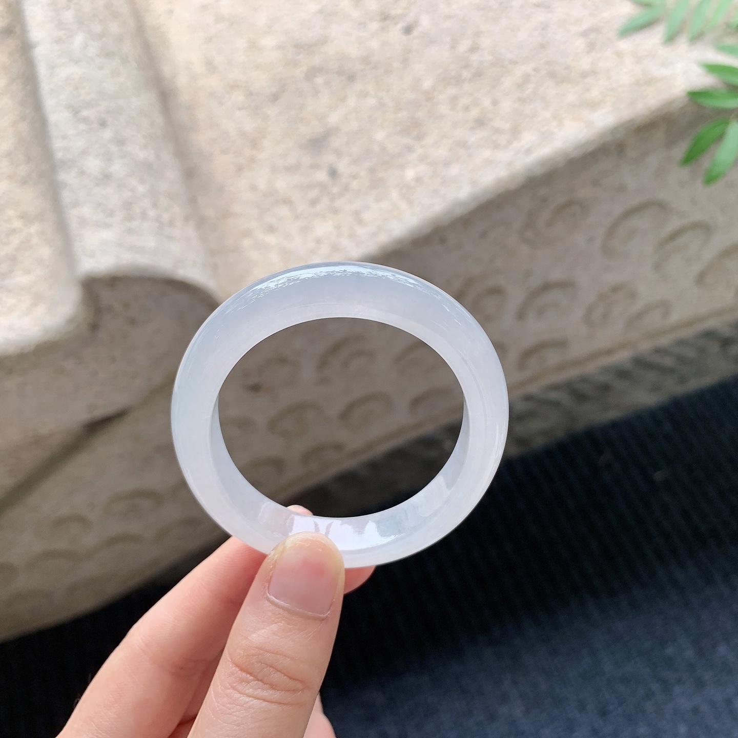 贵妃51 52【圈口】52/45/9.8/7.3【编码】A2041128【描述】糯冰底色，水润，种老，细腻，打灯有棉线