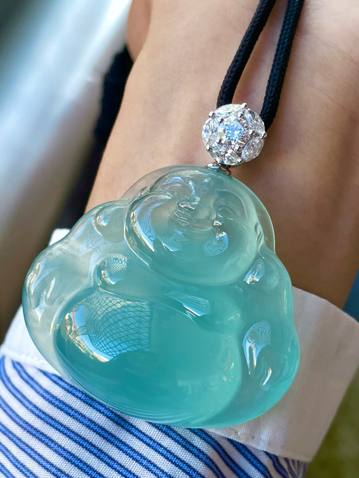 【天空蓝佛】冰正装观音，中等尺寸，冰感动人，通透闪耀，光可鉴人，佳品推荐。18k金钻镶嵌，裸石尺寸41.6*45.9*15.9毫米