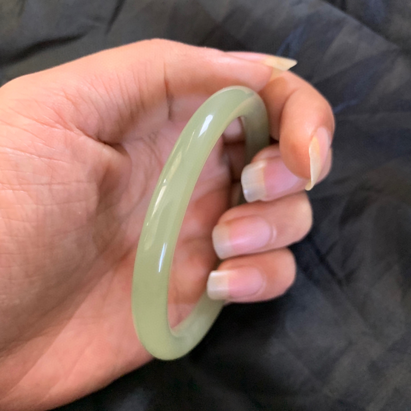 57.9圈口和田玉晴水色圆条手镯，和田玉57.9圈口手镯，镯型古朴典雅。在诗情画意的雨巷相遇，你是我