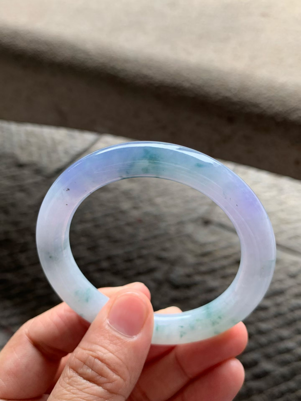 浓郁紫罗兰飘花圆条手镯尺寸54*10*10 种质细腻，水润光泽，紫色浓郁，蓝花灵动飘逸，上手贵气显