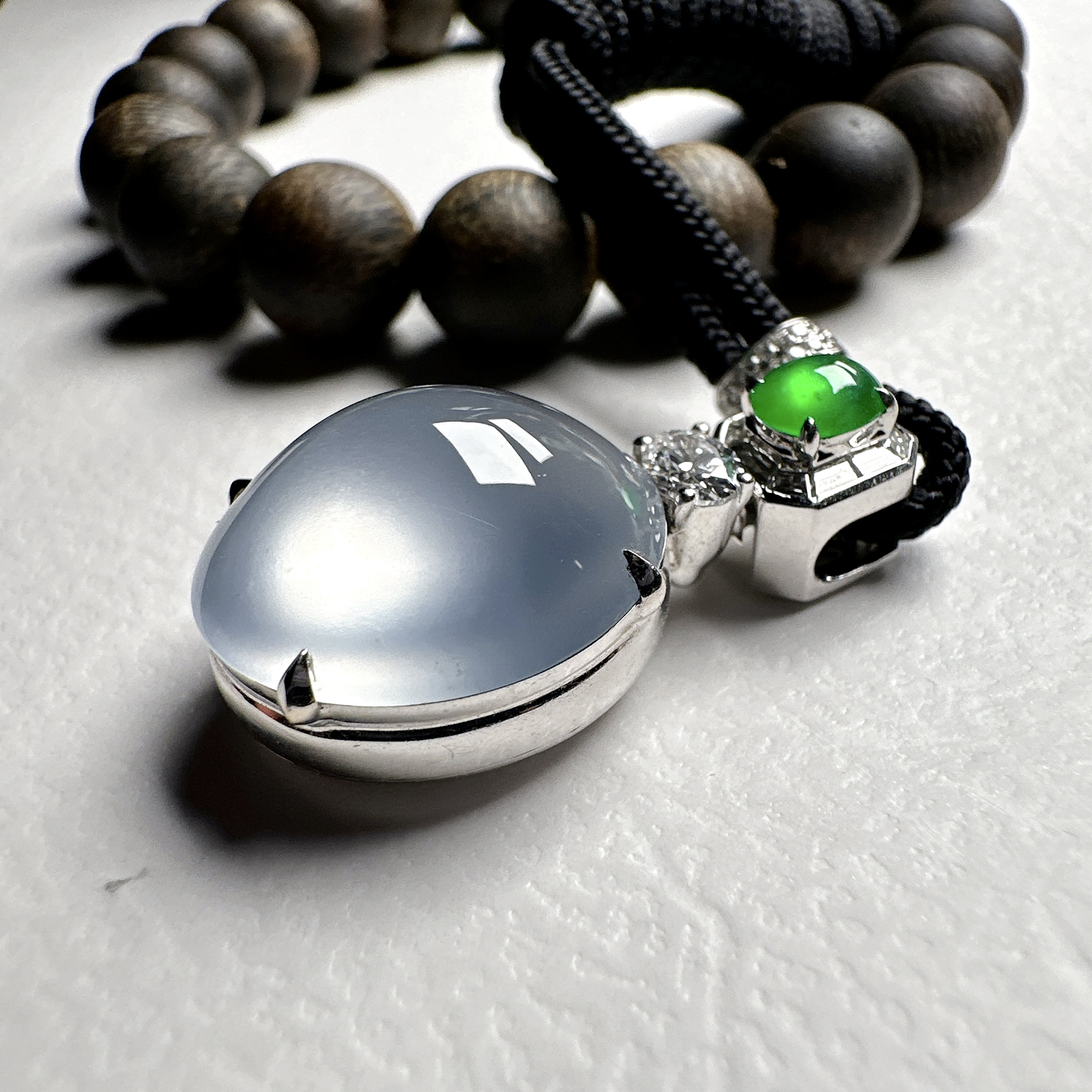 【玻璃蛋面吊坠】质地细腻清爽，玻璃色泽，荧光感强烈，18K金钻镶嵌，裸石尺寸17*15*8.6毫米