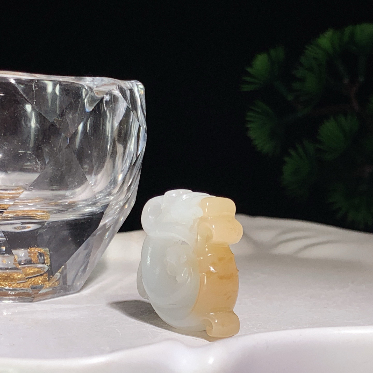 新疆且末糖仿古龙凤挂件。尺寸27/27/9重10克。玉质细腻油润。手推出油。佩戴高端典雅。lt260410