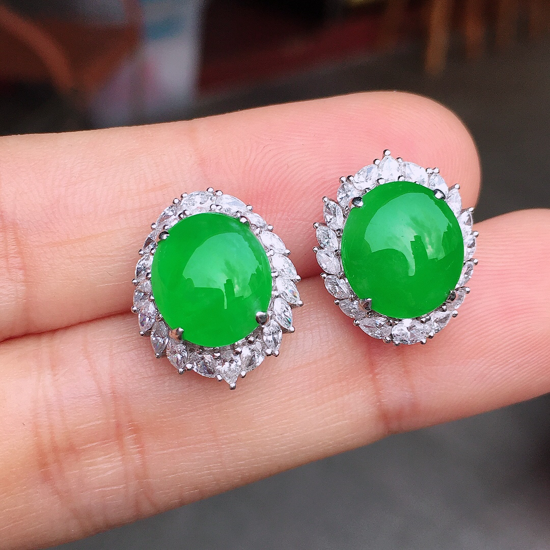 阳绿蛋面耳钉，色泽均匀艳丽，玉质细腻，荧光感超
强，饱满圆润，尽显优雅气质，18k
金豪华镶嵌